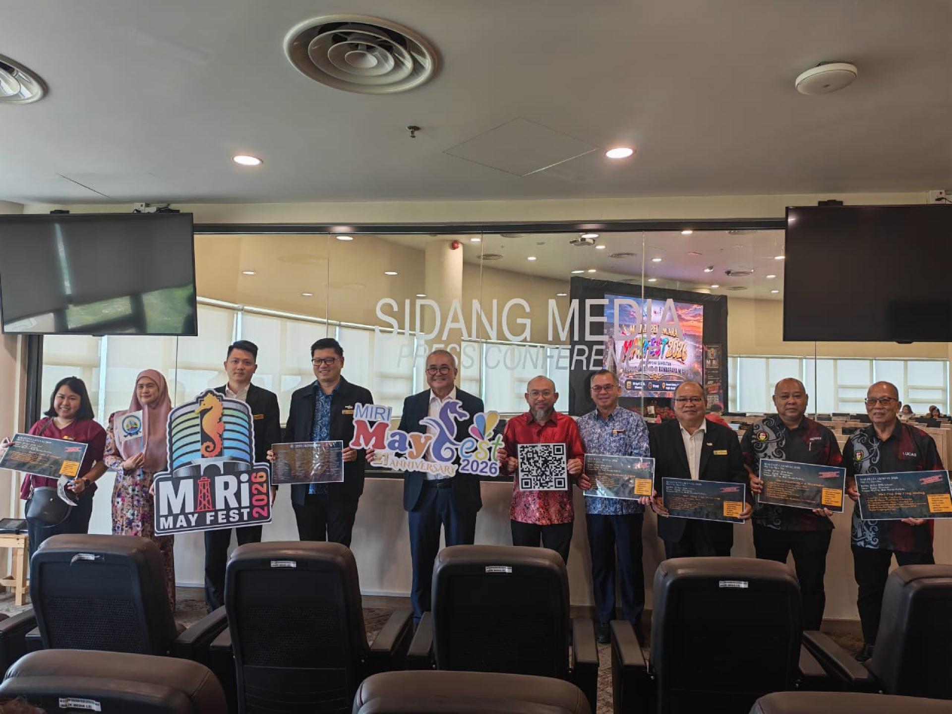 2026年美里五月节（Mayfest 2026）即将登场，今早在美里市政局举行新闻发布会合影。左2为杨智超市议员、美里市政局旅游发展工作小组主席兼美里市议员范宏祥，以及美里市副市长阿里芬等。