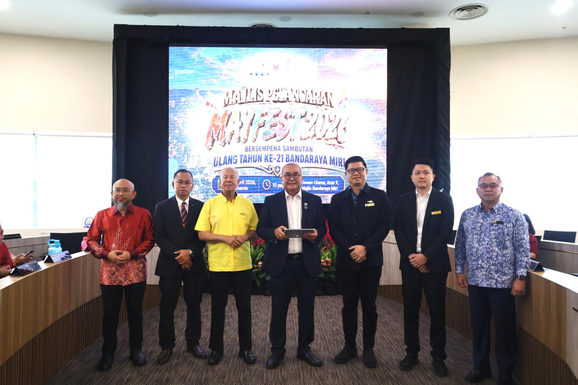 美里市长俞小珊（左4）在美里市政局为五月节主持推展仪式。