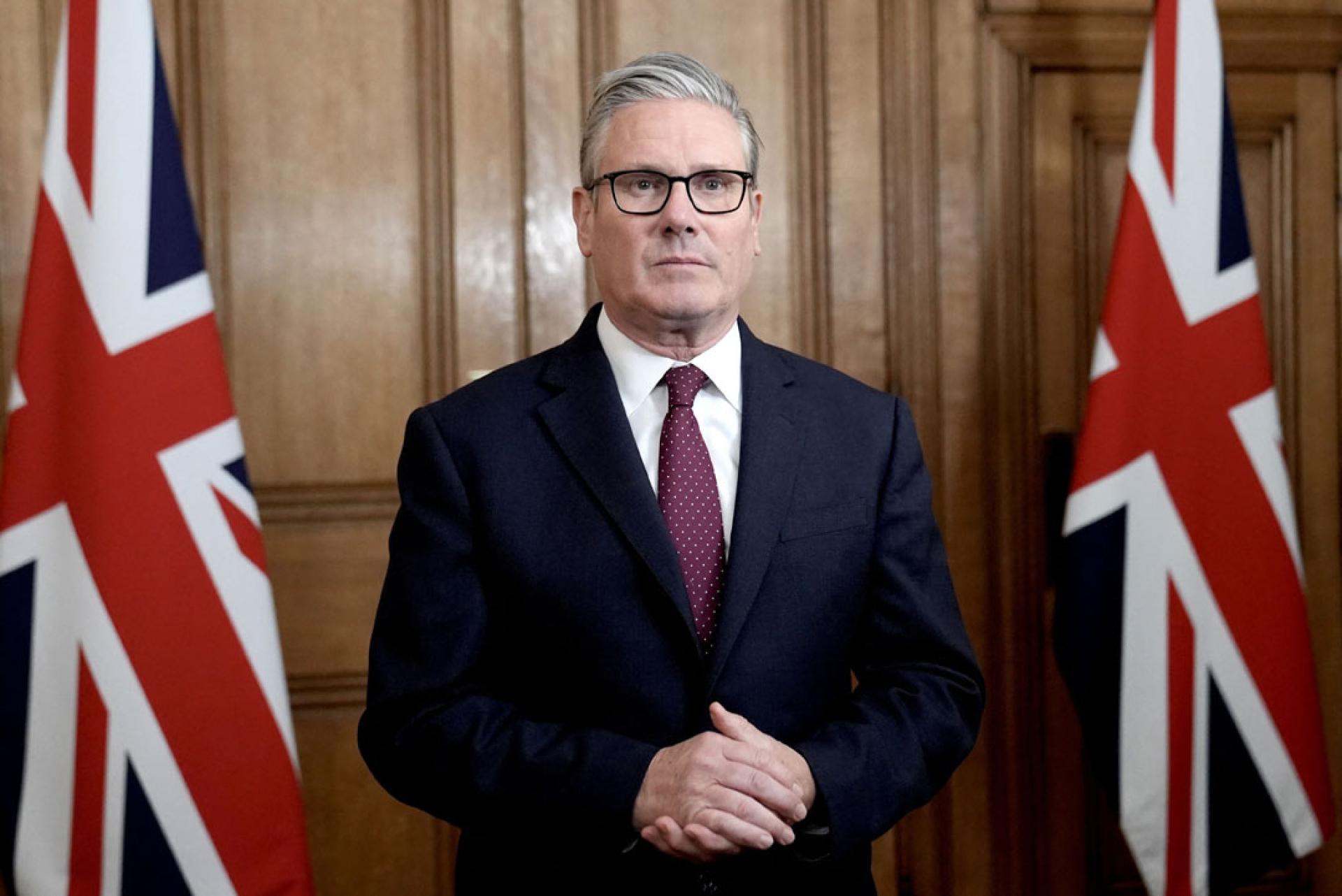 斯塔默在唐宁街10号主持完紧急事务委员会会议后，通过电视直播片段发表讲话。