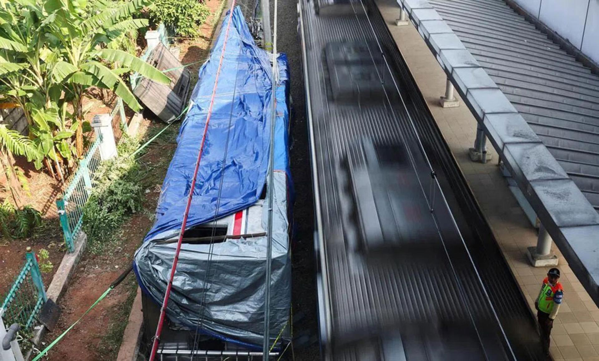 印尼勿加泗火车追尾事故后，出事的列车车厢残骸29日仍留在现场。由于车厢损毁严重，清理和移位工作仍需时间完成。