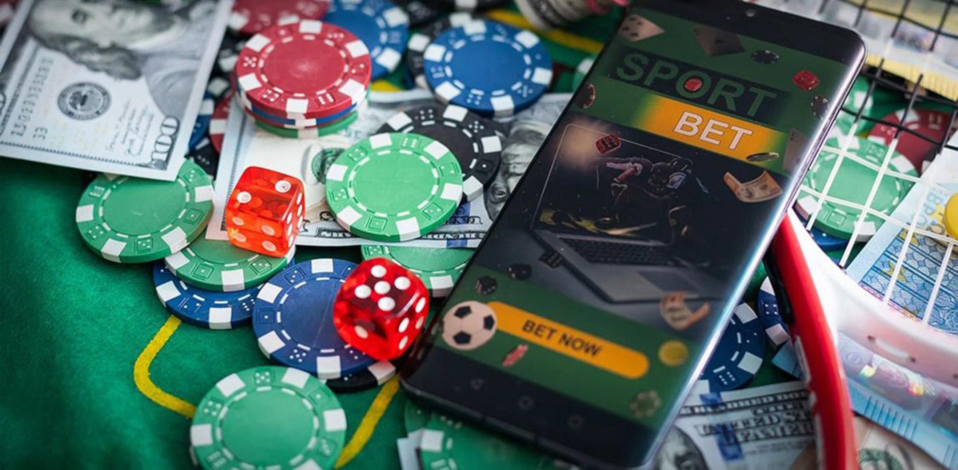 经查，2022年9月至2023年6月，黄姓主嫌犯伙同他人在柬埔寨组建犯罪团伙，通过互联网设立“万合足球”赌博平台。（示意图）