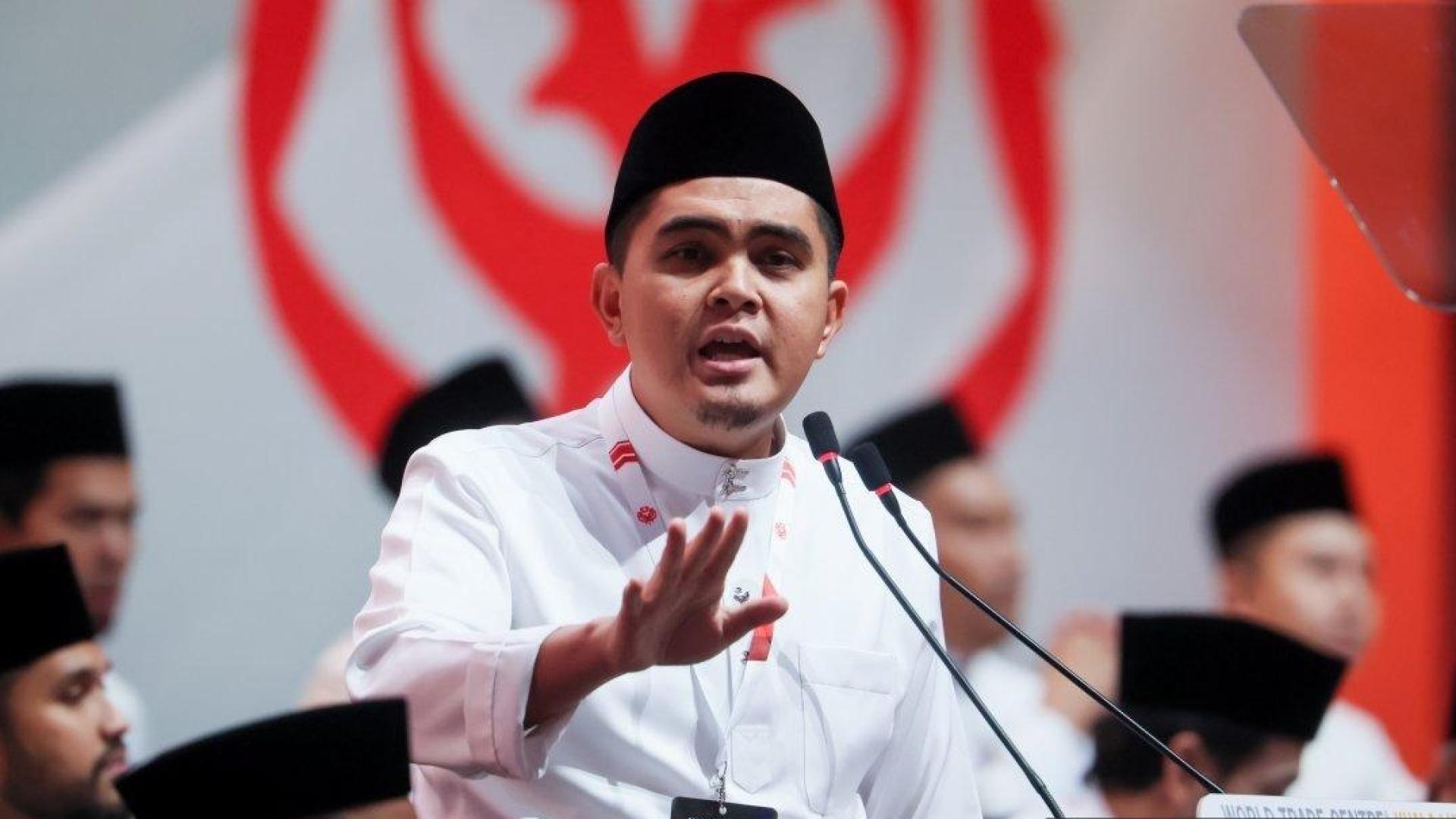 阿克马挑战撤换全体巫统部长，令国阵与希盟的政治争议再度升温。