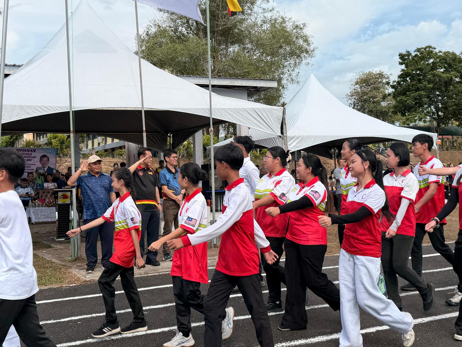 各队伍在运动会上进行整齐划一的操步检阅。