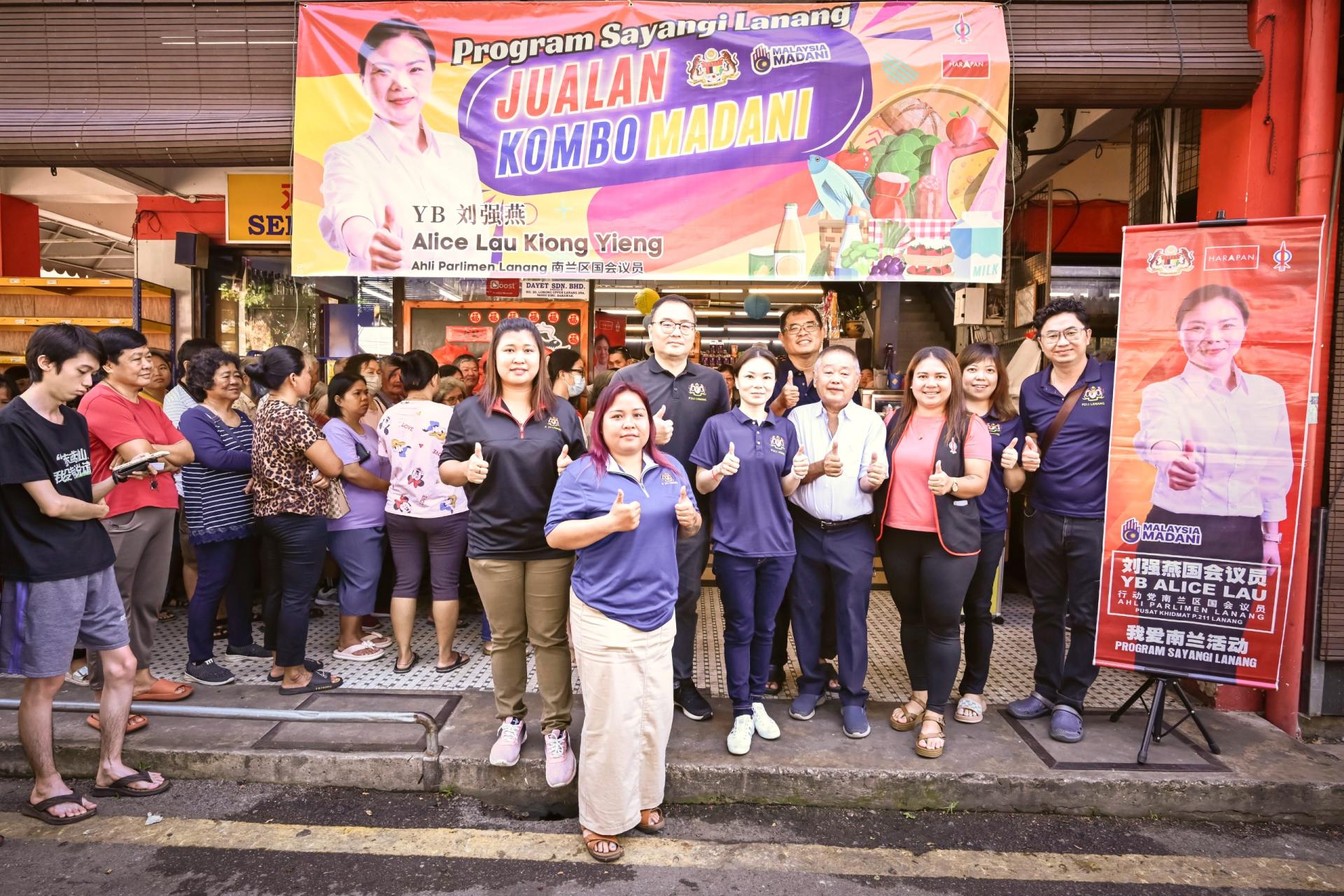 南兰区国会议员刘强燕（右）移交食品配套予一名受惠民众。（档案照片）