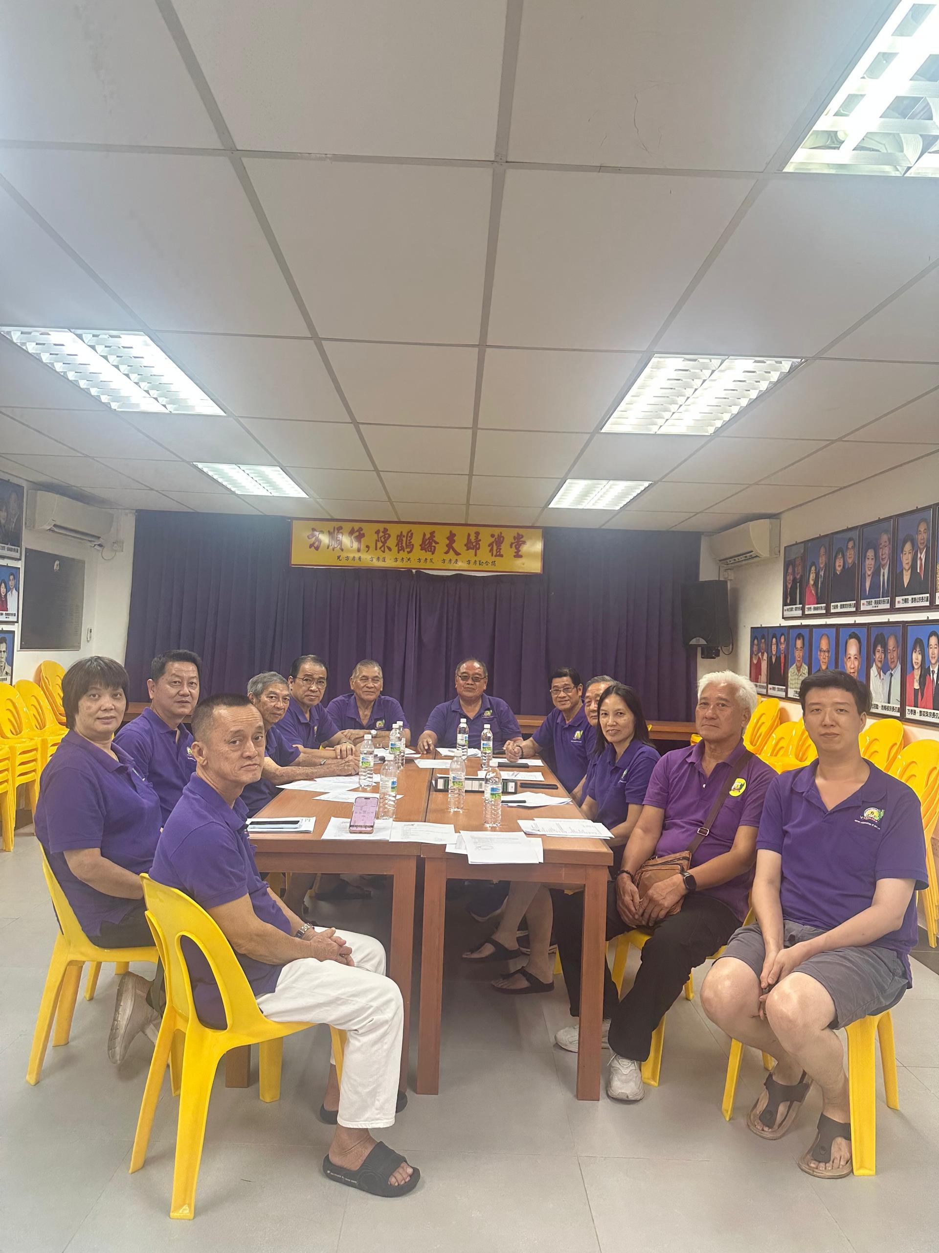 砂州方氏宗亲会“端午会员聚餐会”筹备会成员于会议上合影。右1为青年团团长方盈昇。