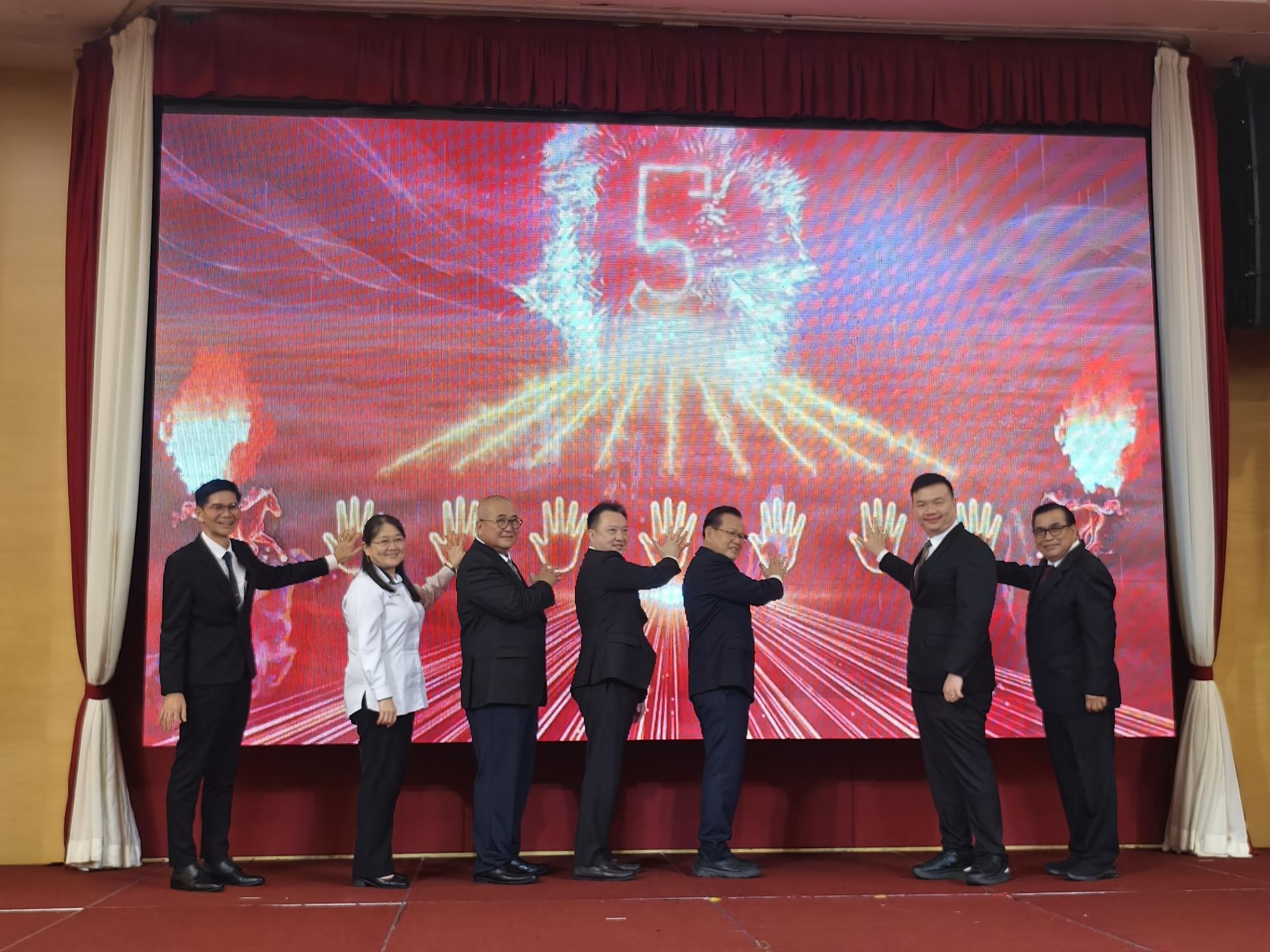 埔奕中华公学建校80周年晚宴开幕典礼。左起为校长朱光武，美里教育厅厅长代表苏燕章，美里市长俞小珊，陈超耀的代表谢家樑市议员，主宾拿督斯里李景胜，旅游、艺术及文化部副部长赵俊文趙俊文，以及埔公董事长蔡刚明。
