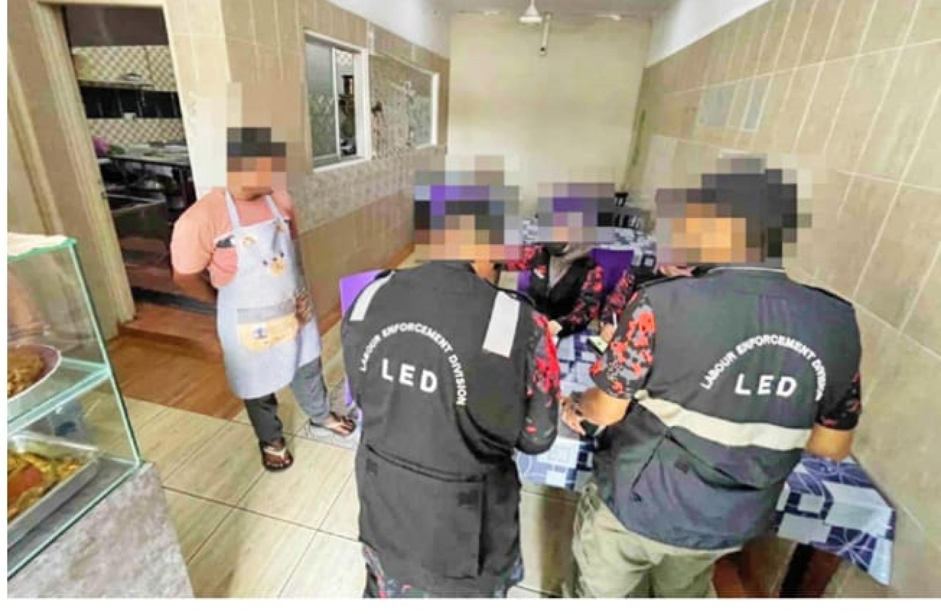 报法人员进行检查行动