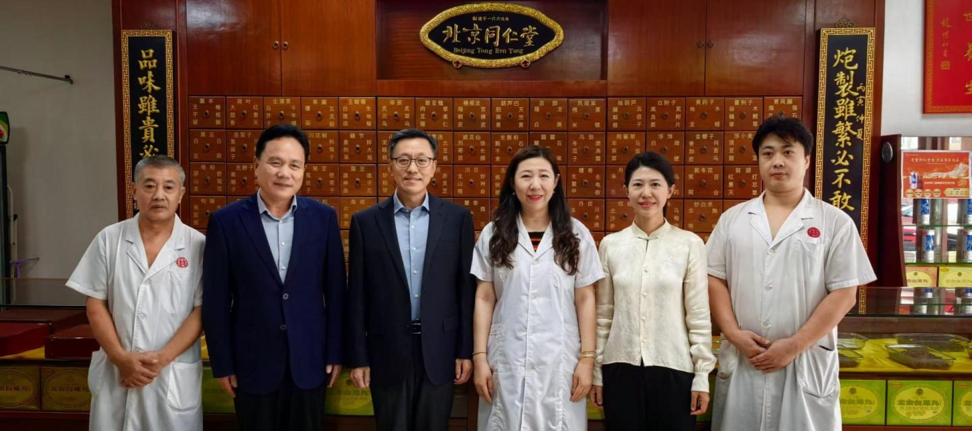 中国驻汶莱大使陈少春（左3），北京同仁堂（汶莱）有限公司中方总经理郭凯宇（右3）与使馆工作人员及中医师合影。左2为参赞石荣科。