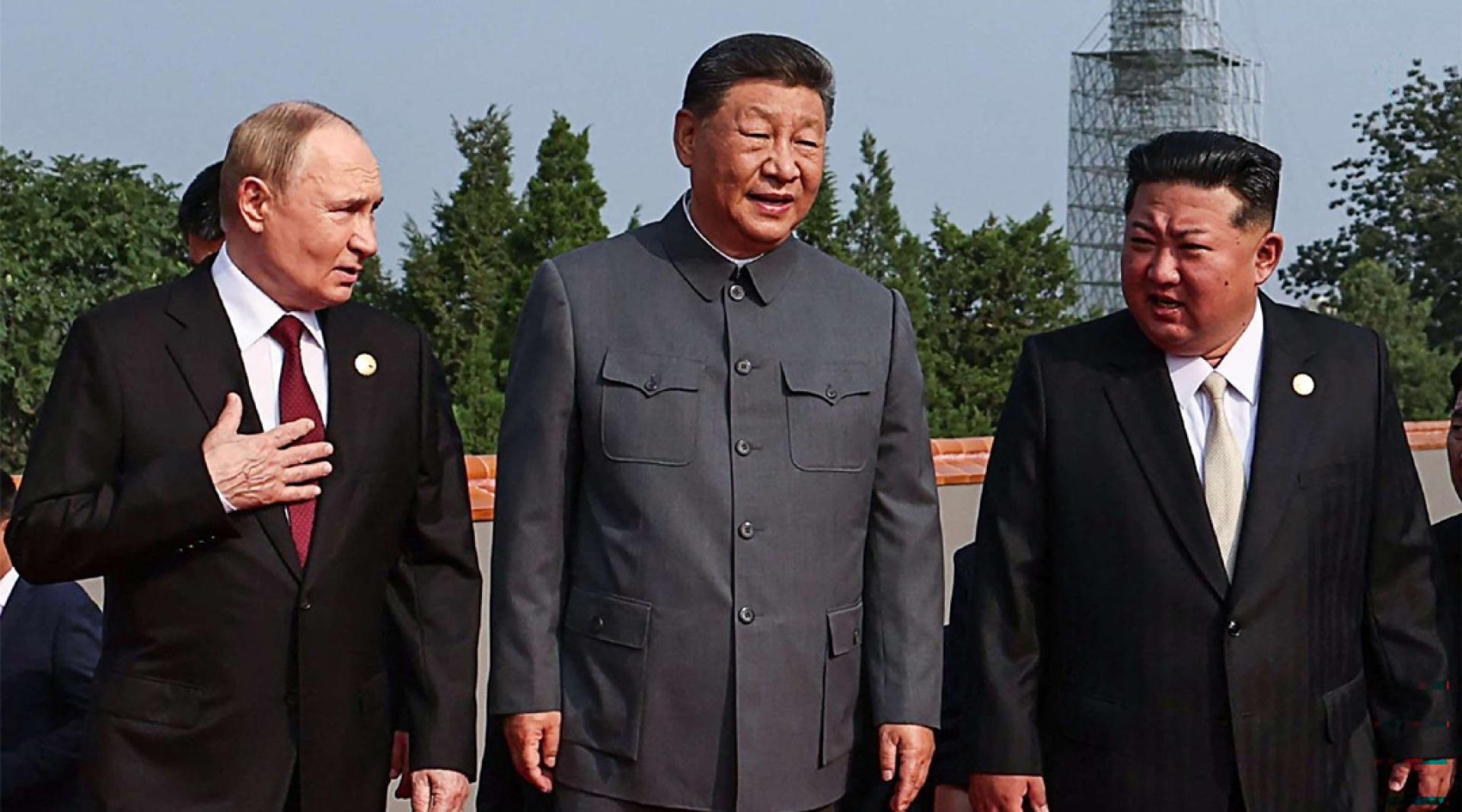 2025年9月3日，中国在北京举行阅兵式。图为中共中央总书记习近平、俄罗斯总统普京、朝鲜领导人金正恩并肩而行。