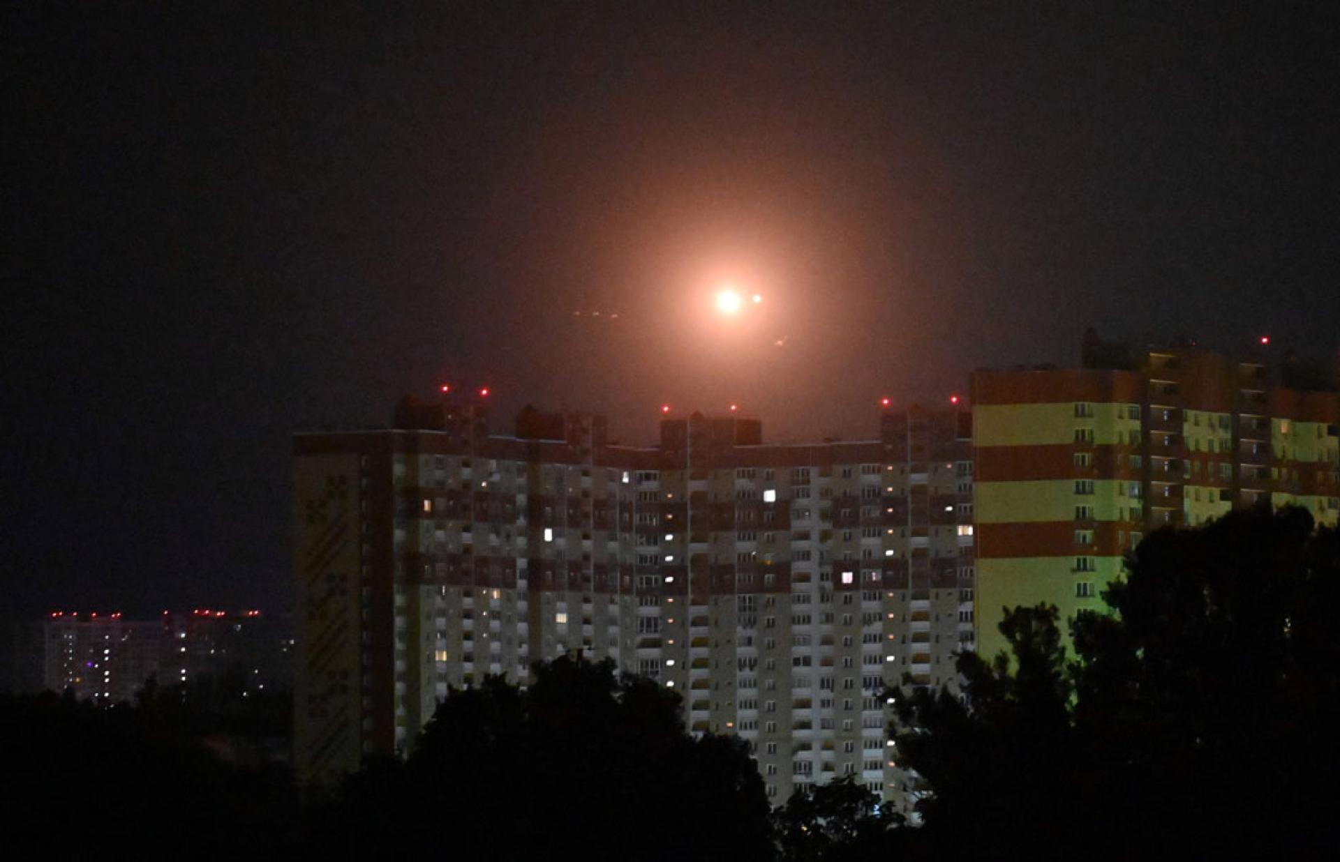 乌克兰防空部队向基辅上空的俄罗斯无人机开火。