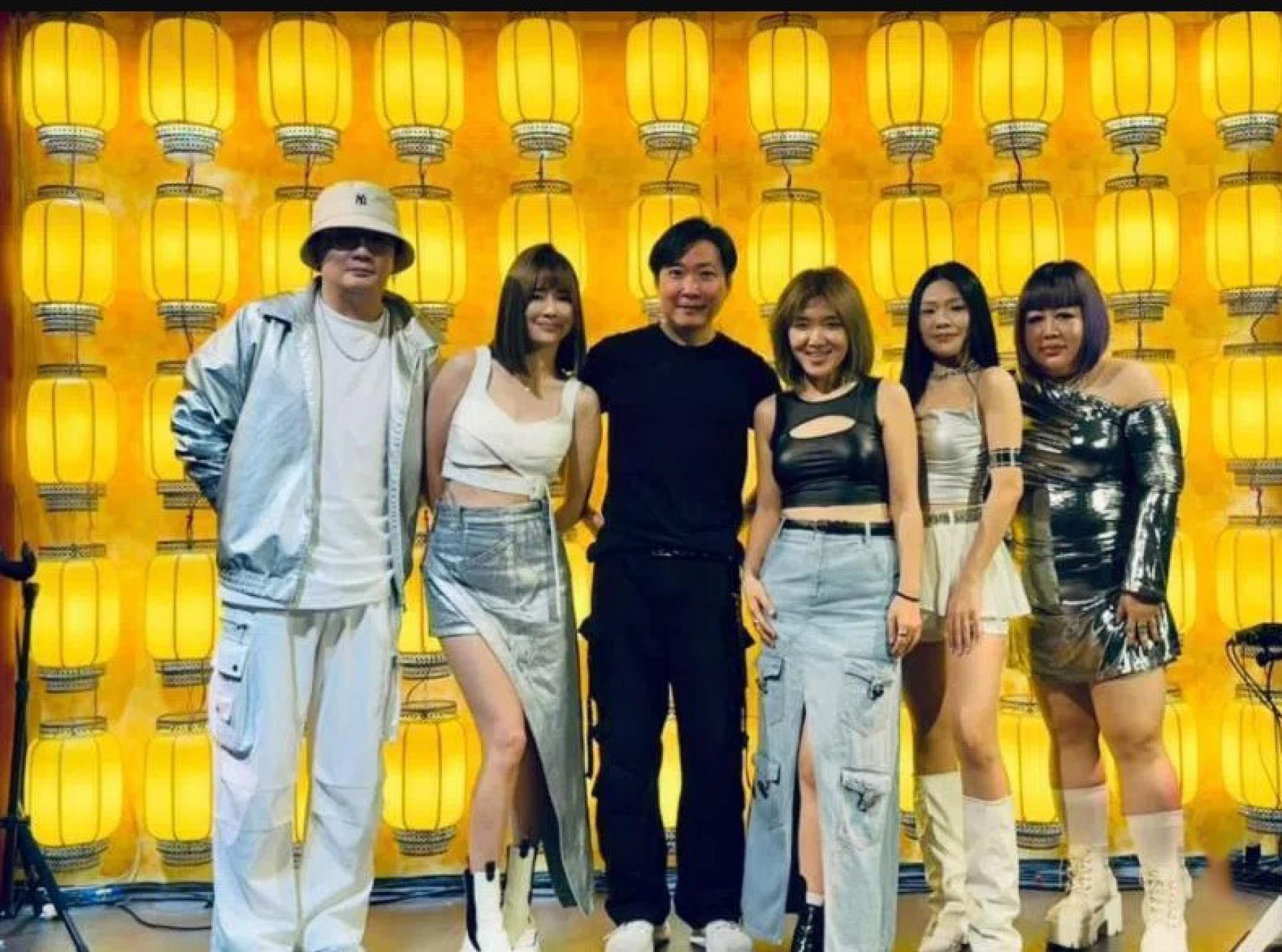林倛玉（左3）打造的新人成吉（左起）、恩倪、刘伟华、陈佳雯和木可，谢少唐因工作无法出席。