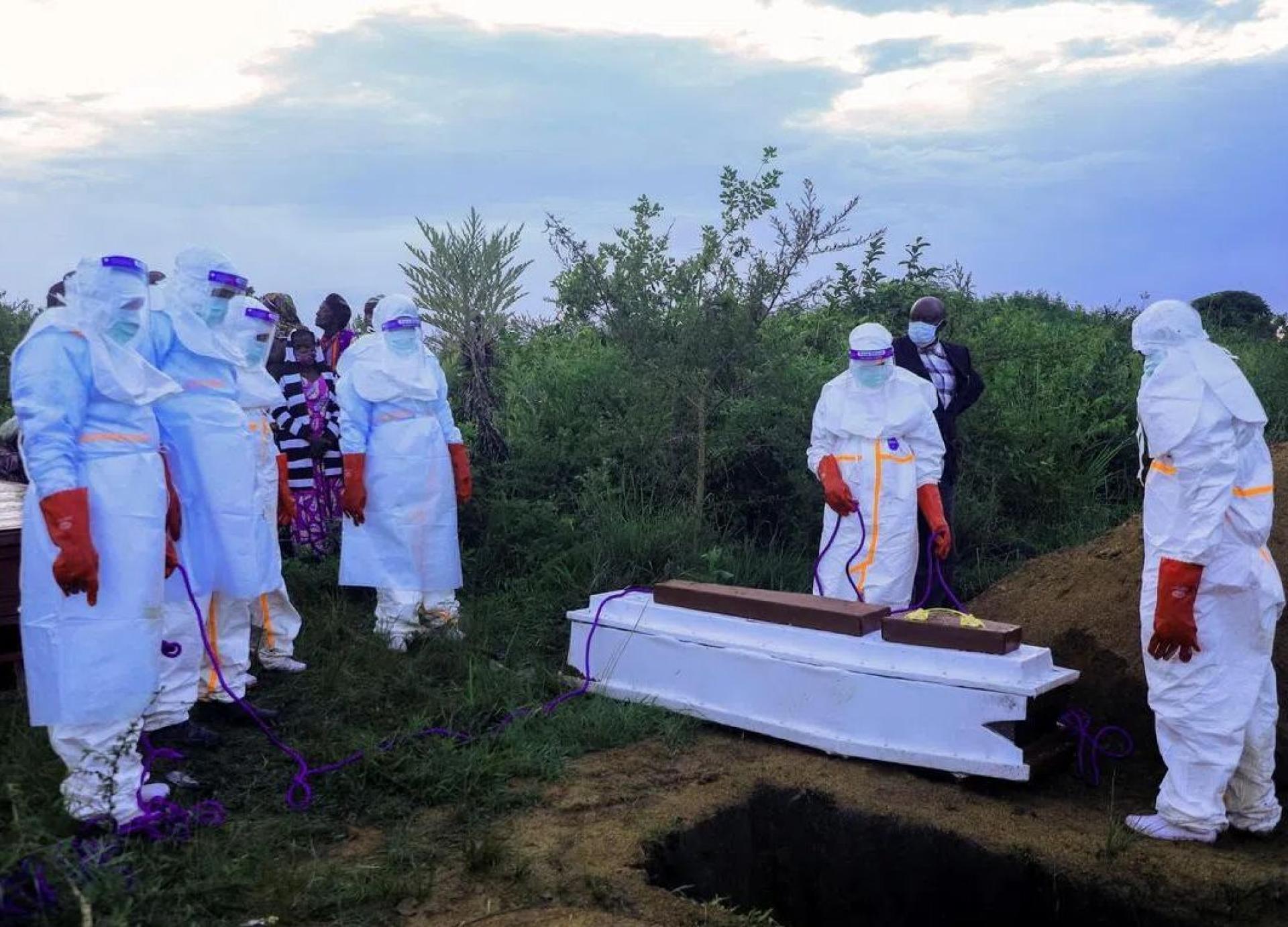 5月21日，在刚果民主共和国（DRC）伊图里省布尼亚郊外，身穿个人防护设备的医护人员正准备安葬一名死于伊波拉病毒的病患遗体。