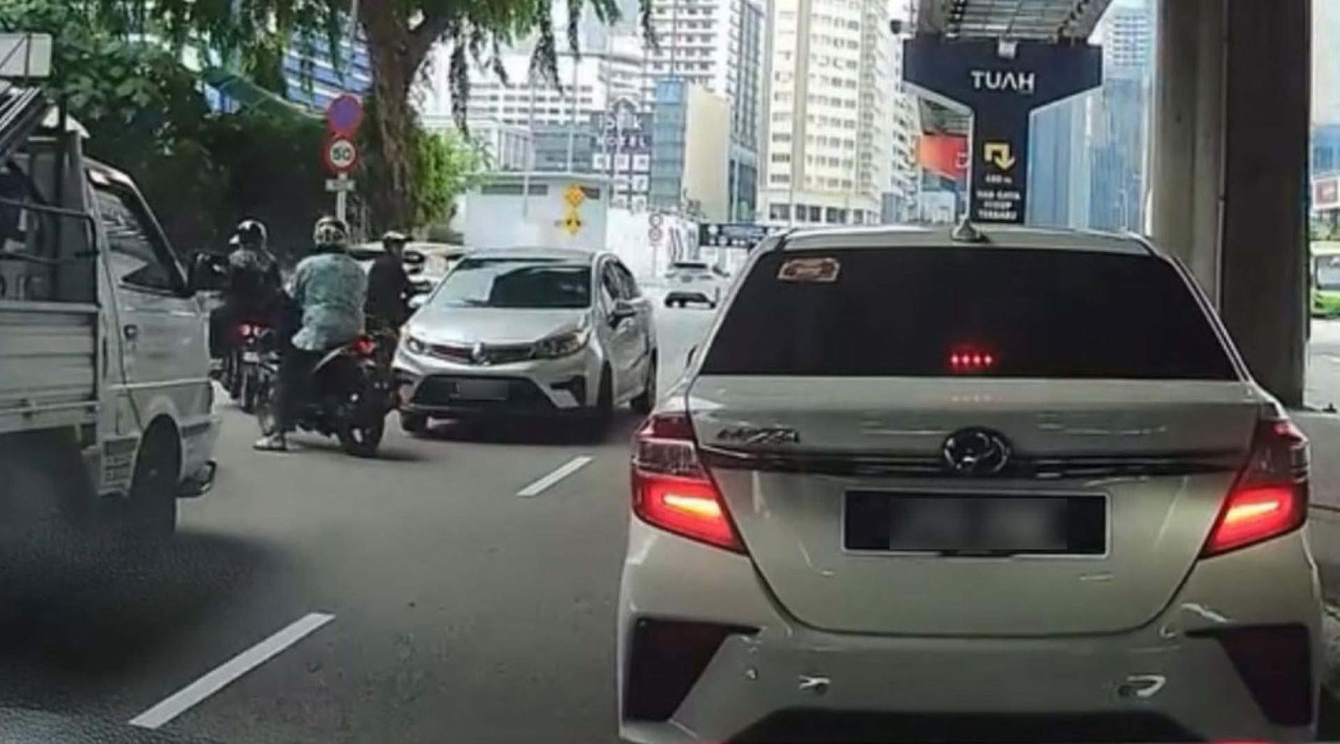轿车在汉都亚路逆向行驶。