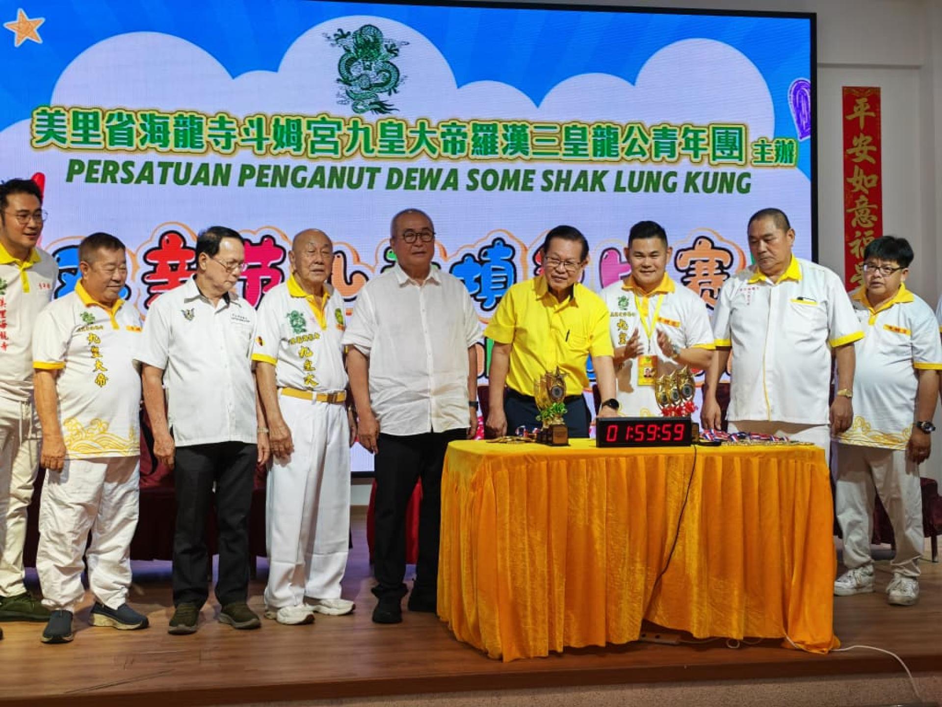 拿督斯里李景胜（右4）按照计时表为“双亲节儿童填色比赛”主持开幕仪式。左5为美里市长俞小珊、 美里海龙寺主席吴佛生（右3）及住持青龙师尊（右2）。