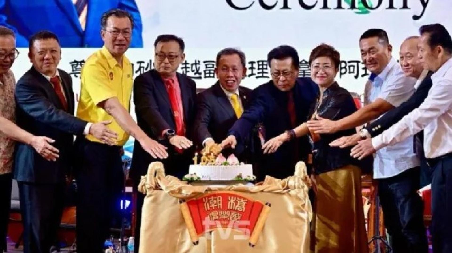 沈桂贤医生与嘉宾于2026年5月23日在古晋潮侨公会105周年庆典上进行切蛋糕仪式。