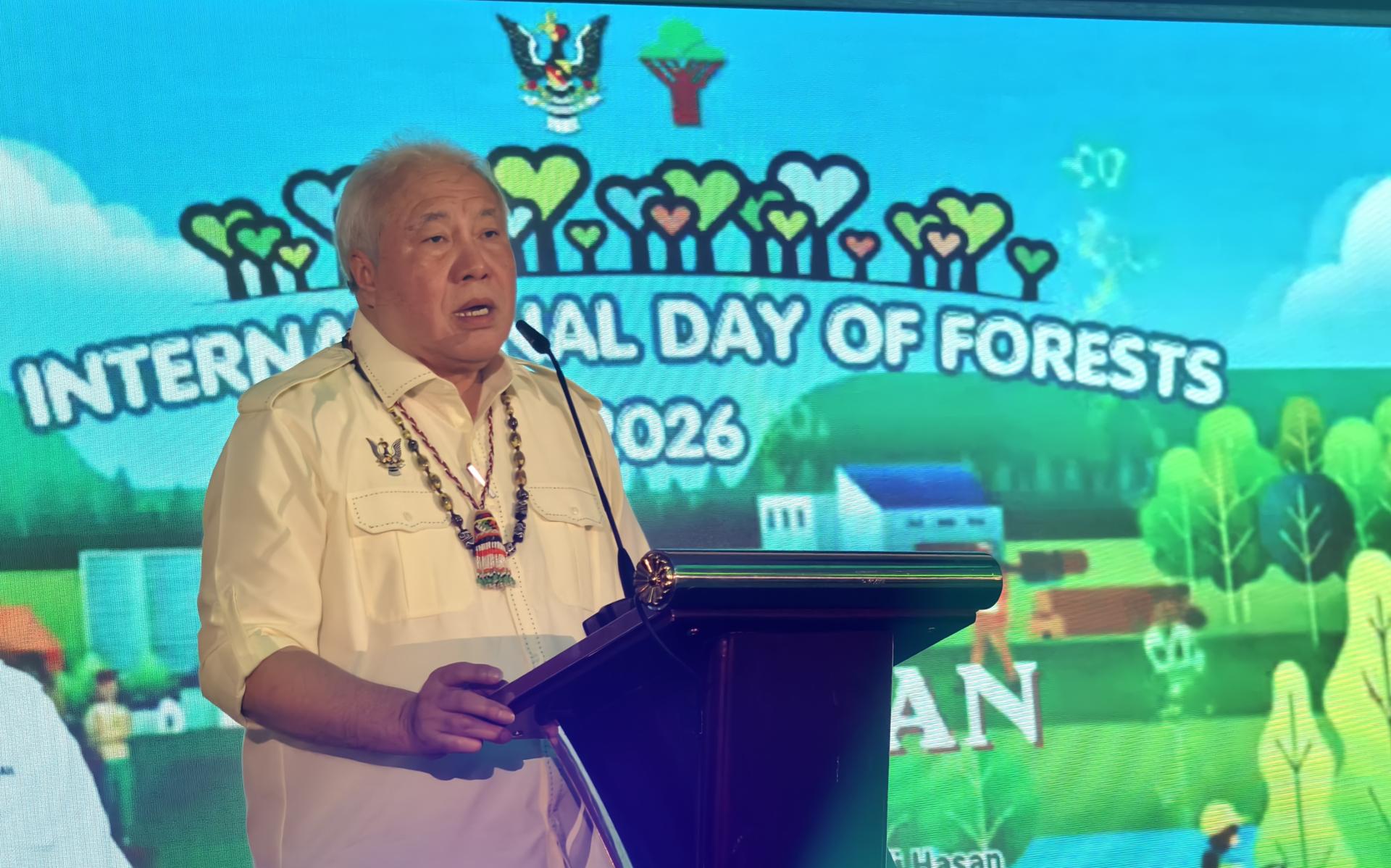 拿督阿玛阿旺登雅在2026年砂拉越国际森林日庆典上致词。