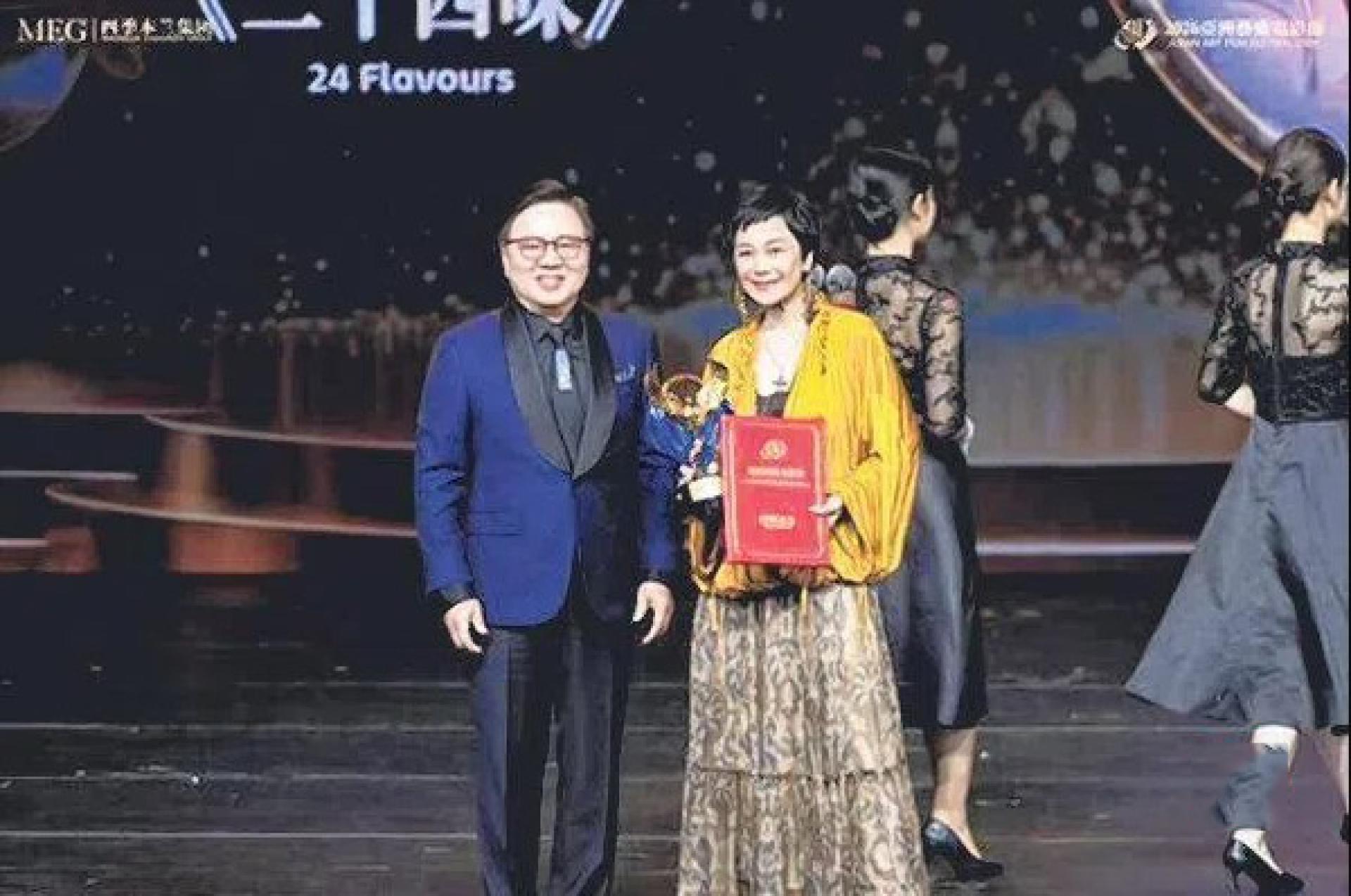 张艾嘉日前在澳门获颁“亚洲年度最佳演员”。
