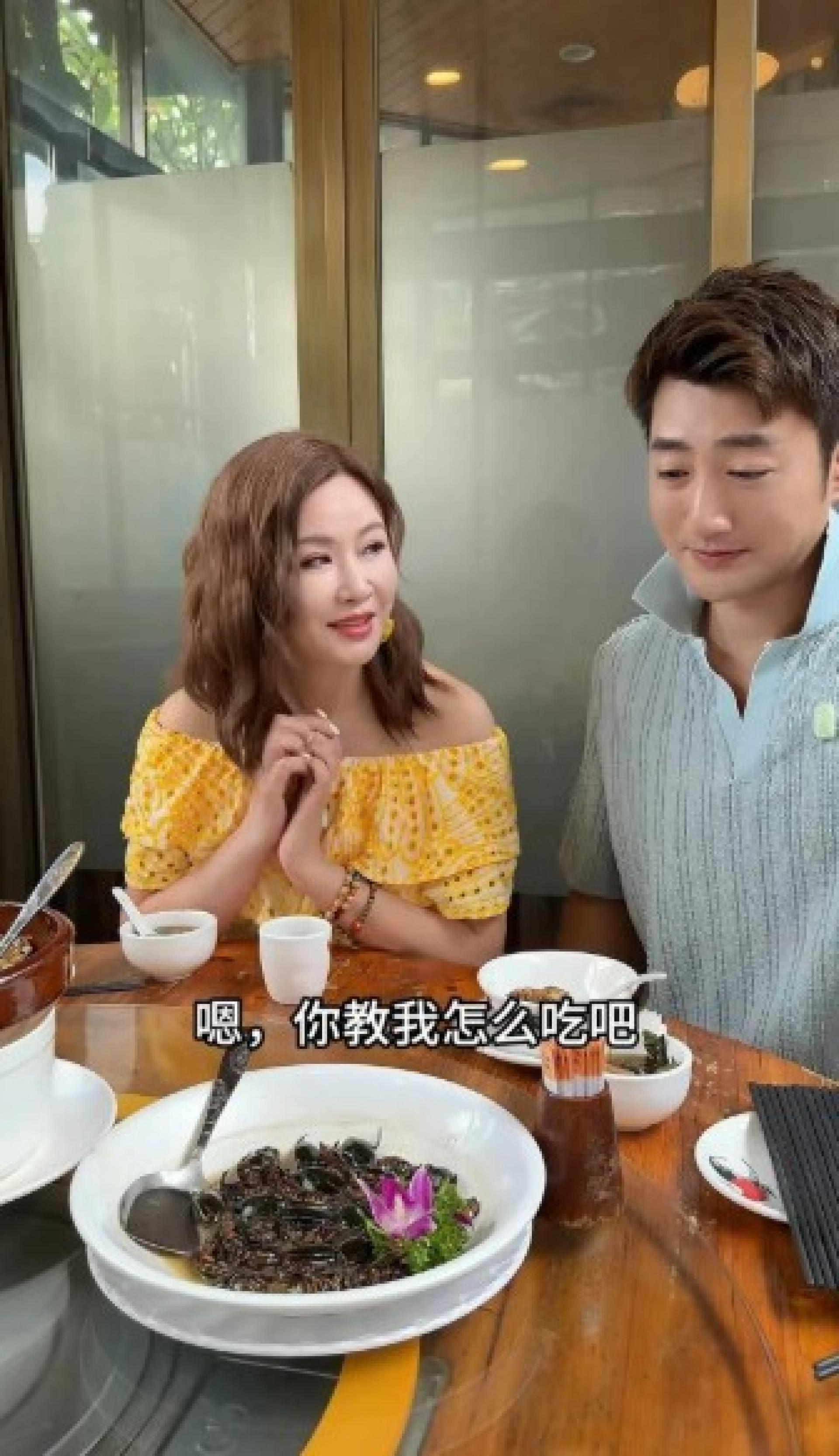 香港女星张文慈（左）和前无线艺人蔡淇俊尝试“水蟑螂”（龙虱）。