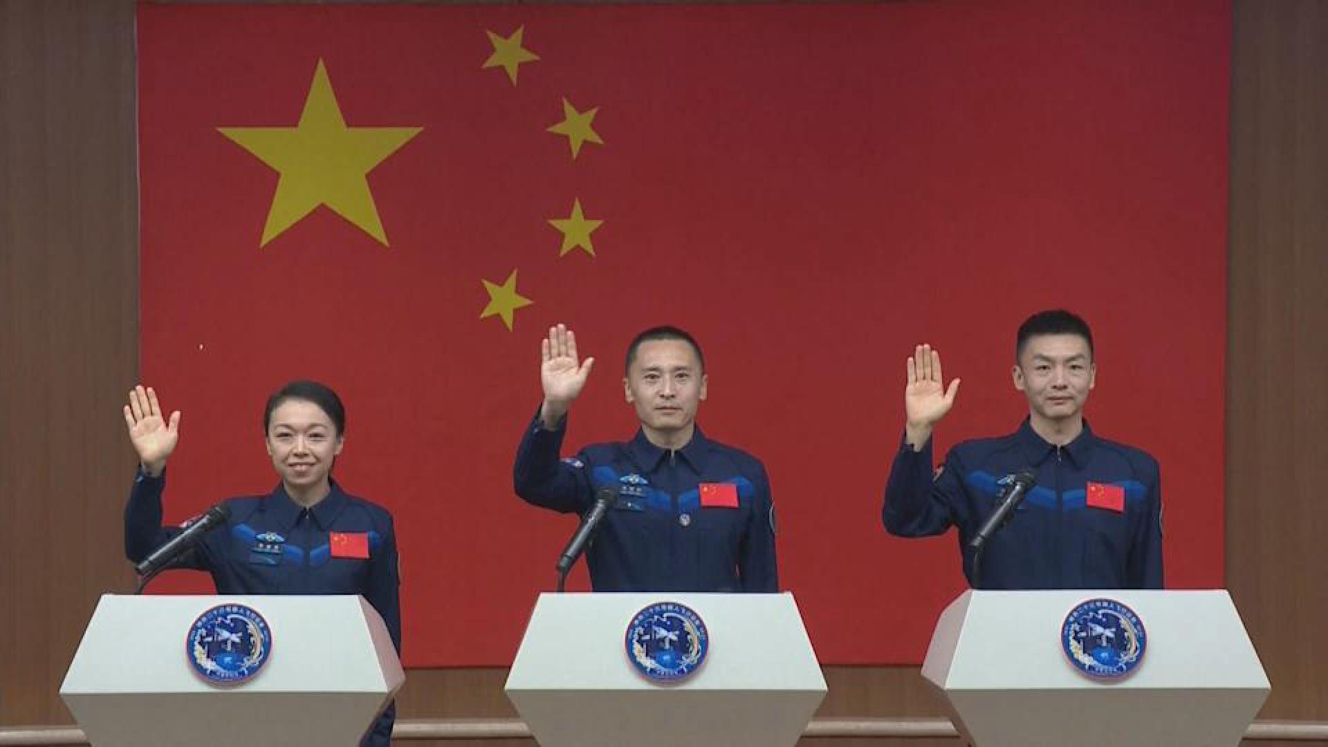 香港的黎家盈（左1）以载荷专家身份上太空，她亦是香港首名航天员执行国家航天任务，成为中国第四位女航天员。