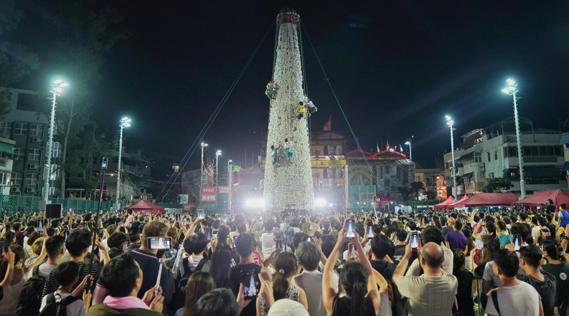 香港传统节庆活动长洲太平清醮的压轴项目“抢包山”决赛25日0时举行。