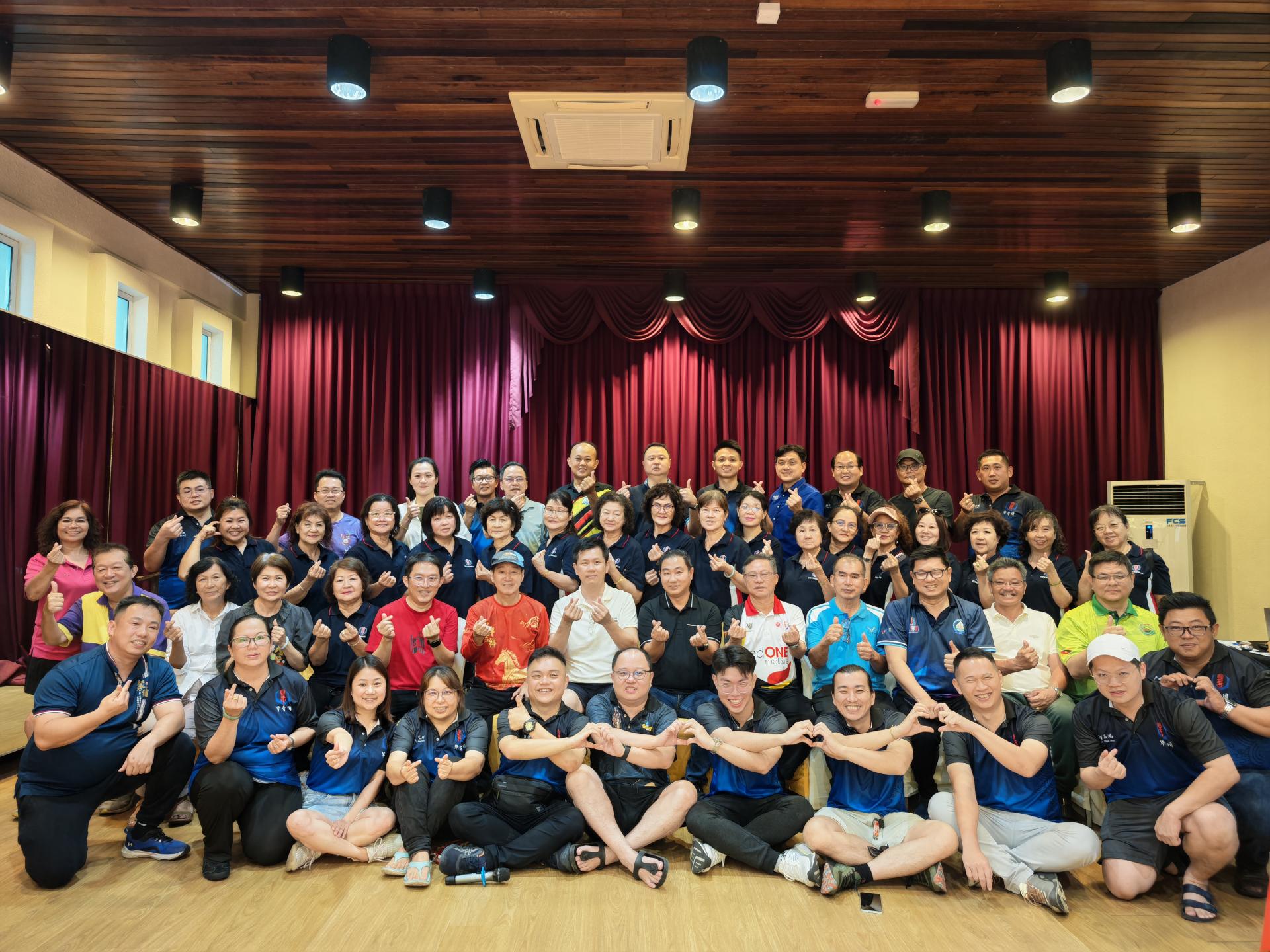 美里省华总青年团与妇女组联办三机构交流会，吸引理事及成员踊跃出席并合影。