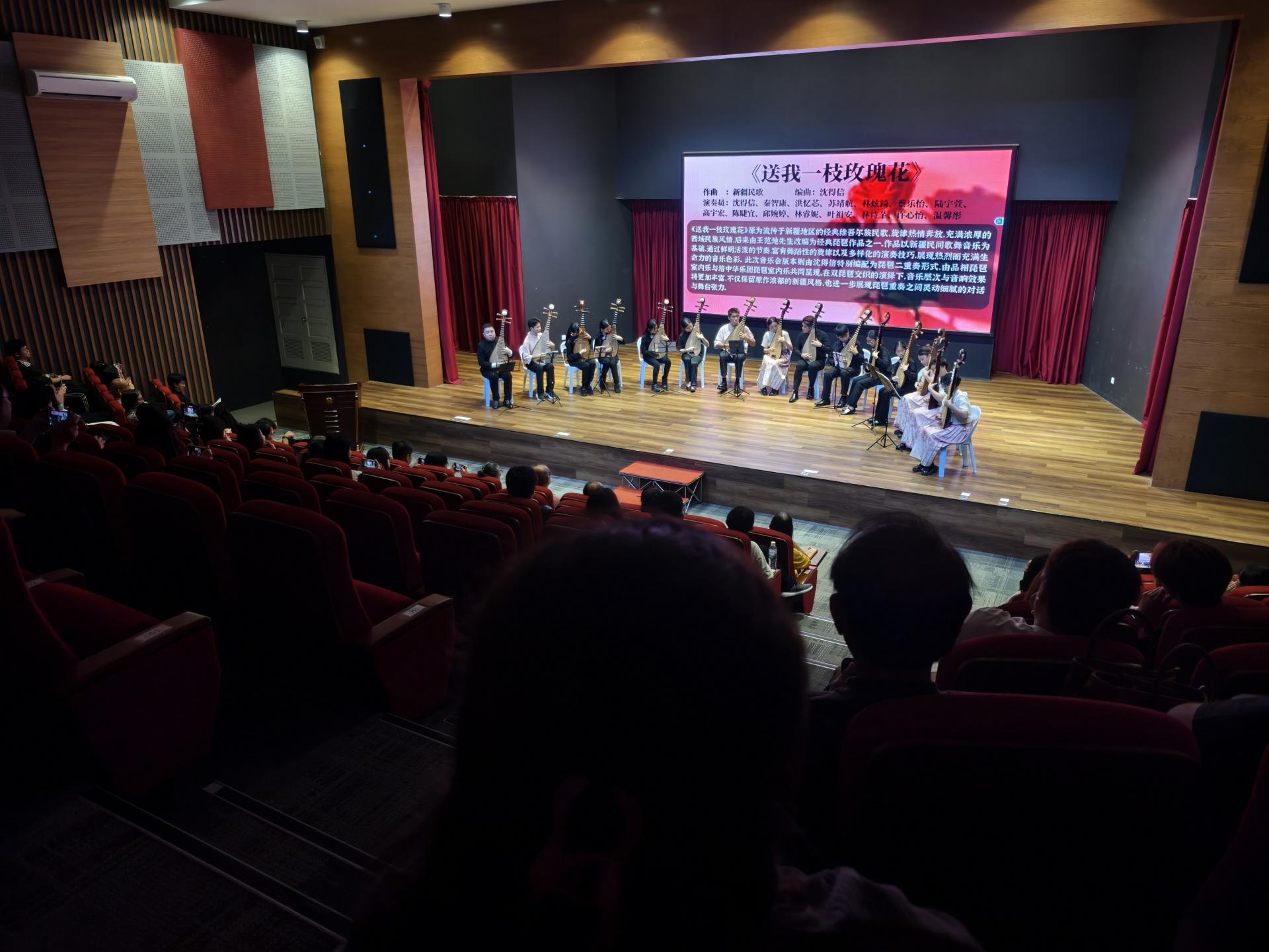 《琵琶行Ⅲ—弦承雅集》导赏会现场，观众踊跃出席，气氛热烈。图为《送我一枝玫瑰花》演出场面。