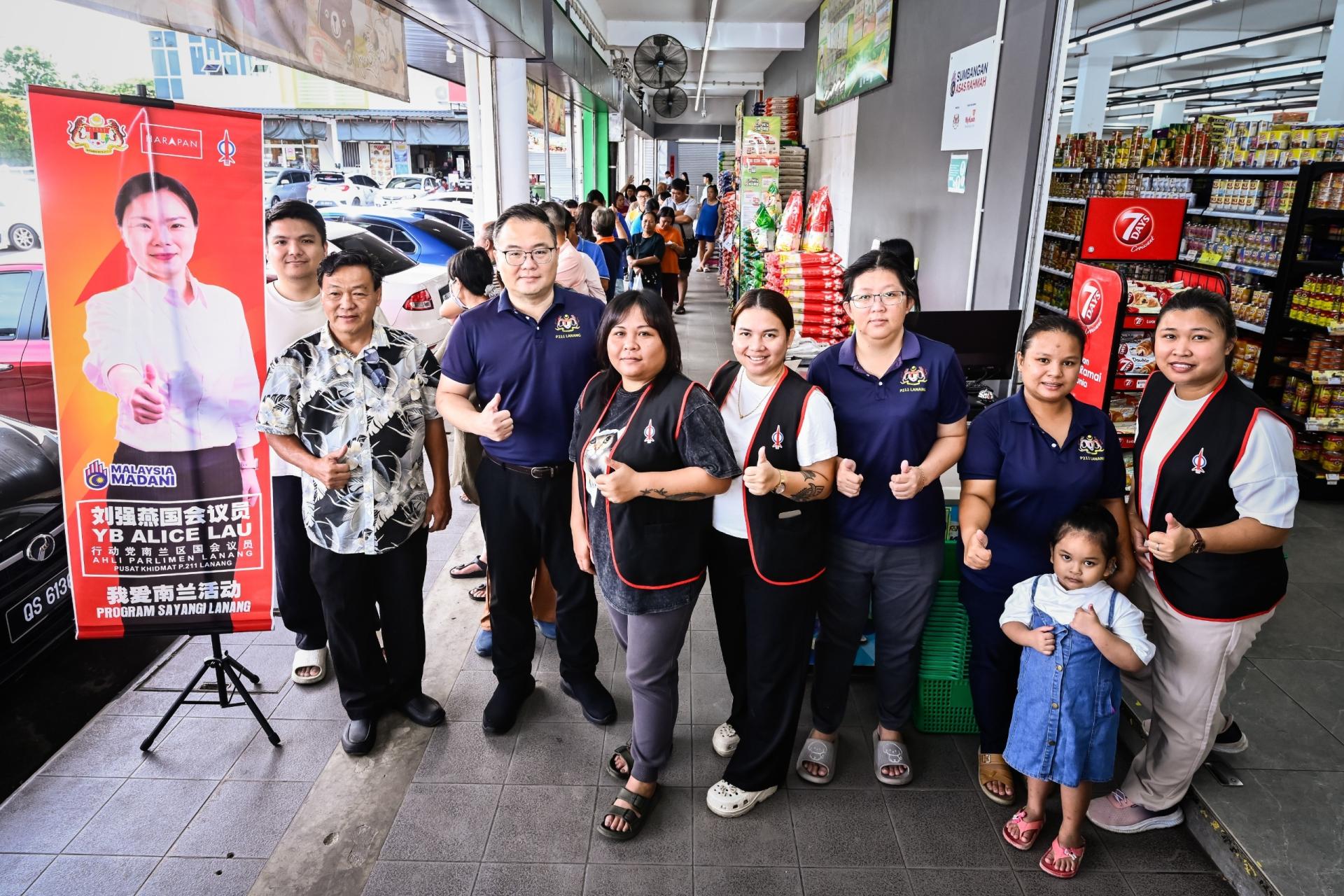 日前在诗巫再也Jumbo Grocer超市主办的“我爱南兰活动：昌明食品销售”的活动，获得民众热烈地支持，在短短的30分钟内售罄。