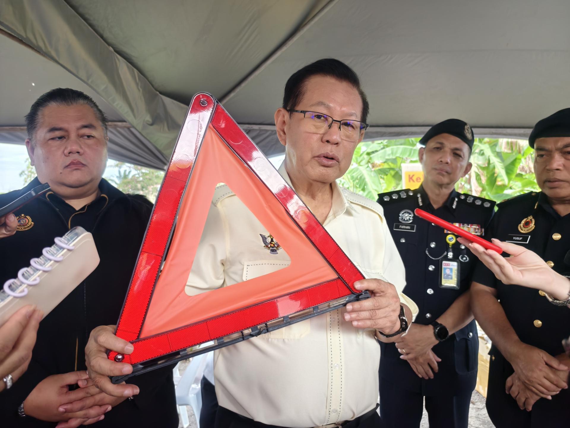 砂拉越交通部长拿督斯里李景胜指出，当局向驾驶者与摩托骑士分发安全三角架、头盔及反光背心等用品。左为砂陆路交通局局长诺里占，右起为美里陆路交通局局长尤索夫及美里警区主任李炳强助理总监。