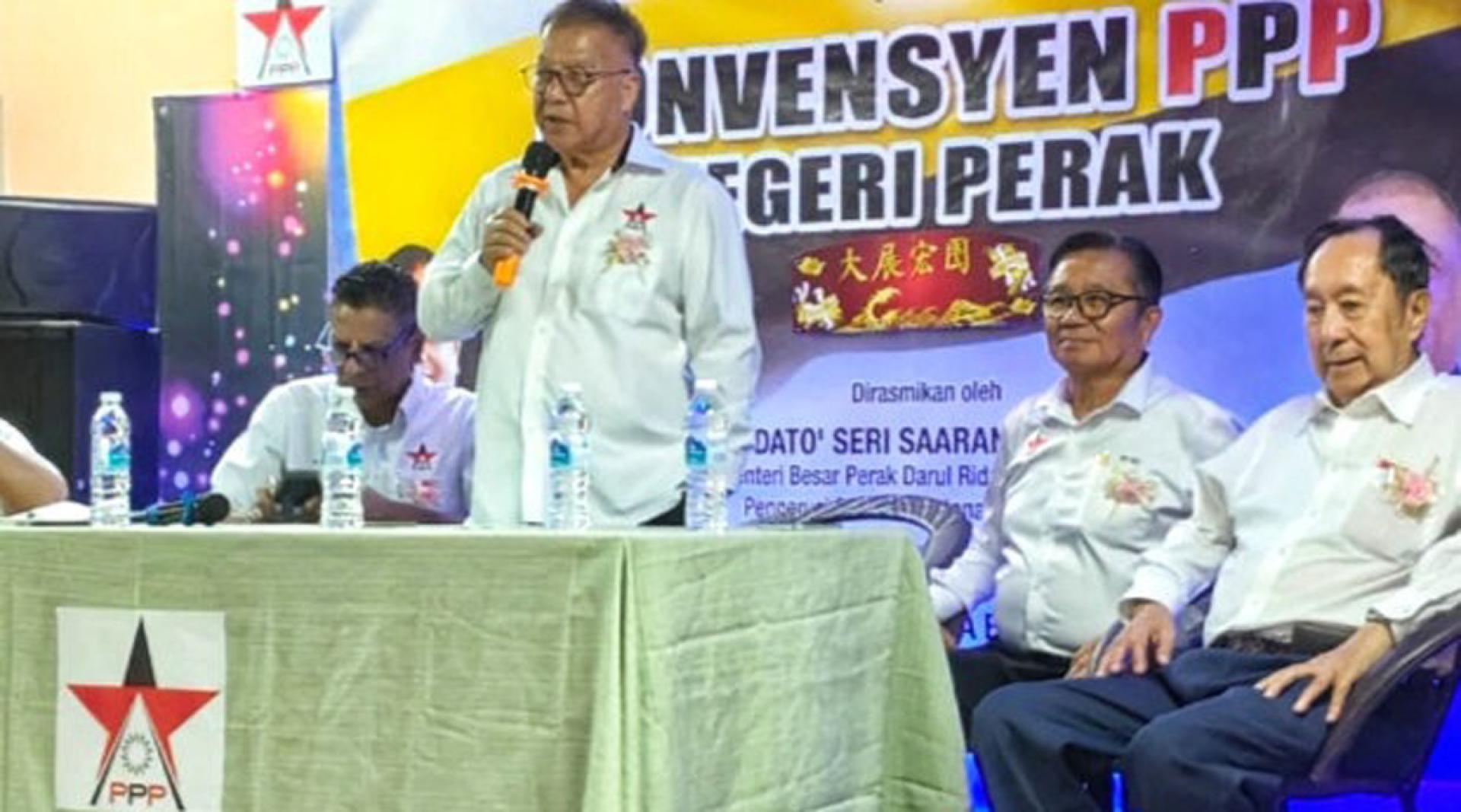 李升（右3）在巴占支部党员常年大会上致词，右起是易沛鸿、何大富及维再也（左）。