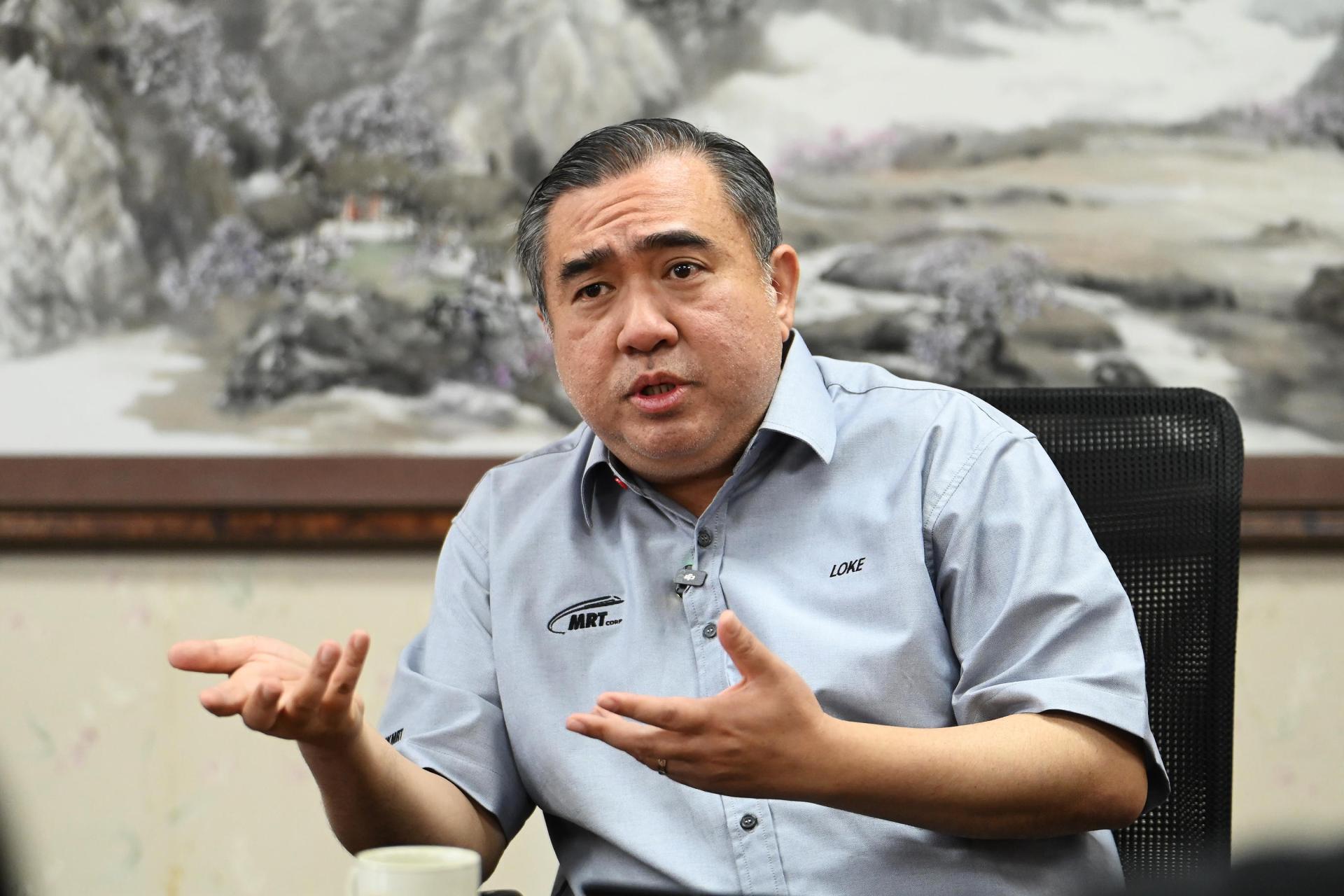 交通部长陆兆福。