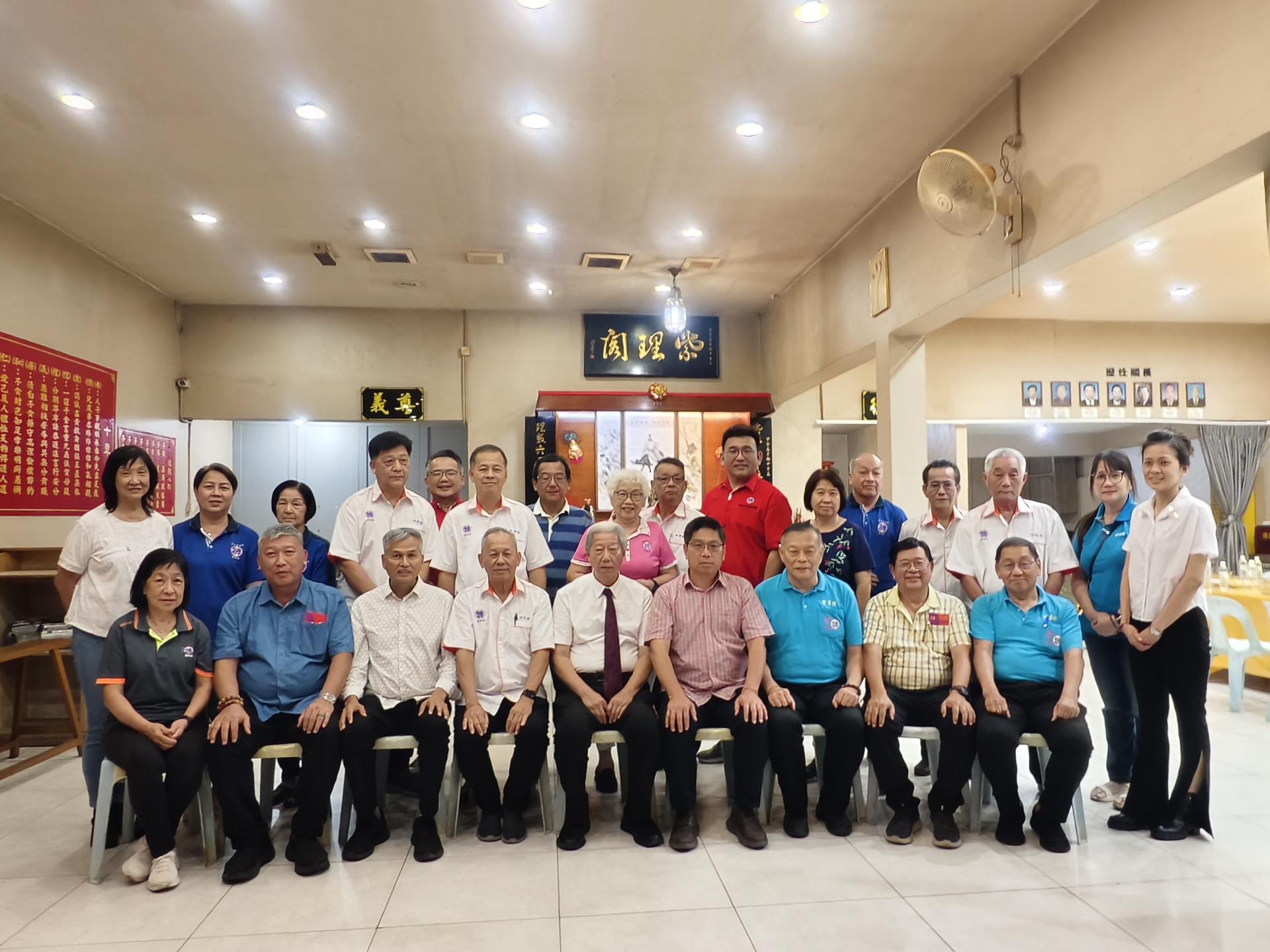 东马德教联合总会访问团在总会长贝清湛（中）带领下，莅临美里德教会紫理阁交流合影。