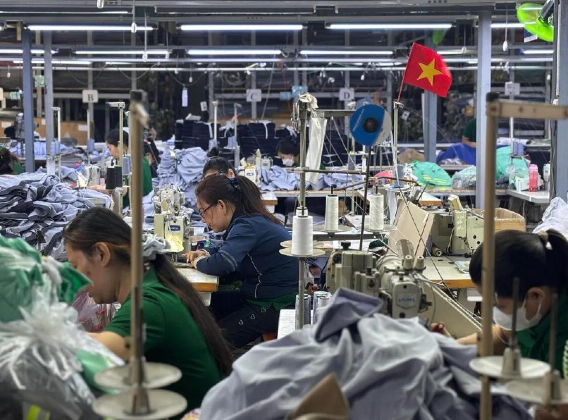 近年来，许多企业将生产线从中国搬至越南。图为越南工人在胡志明市一家服装工厂的流水线上工作。 （档案图片）