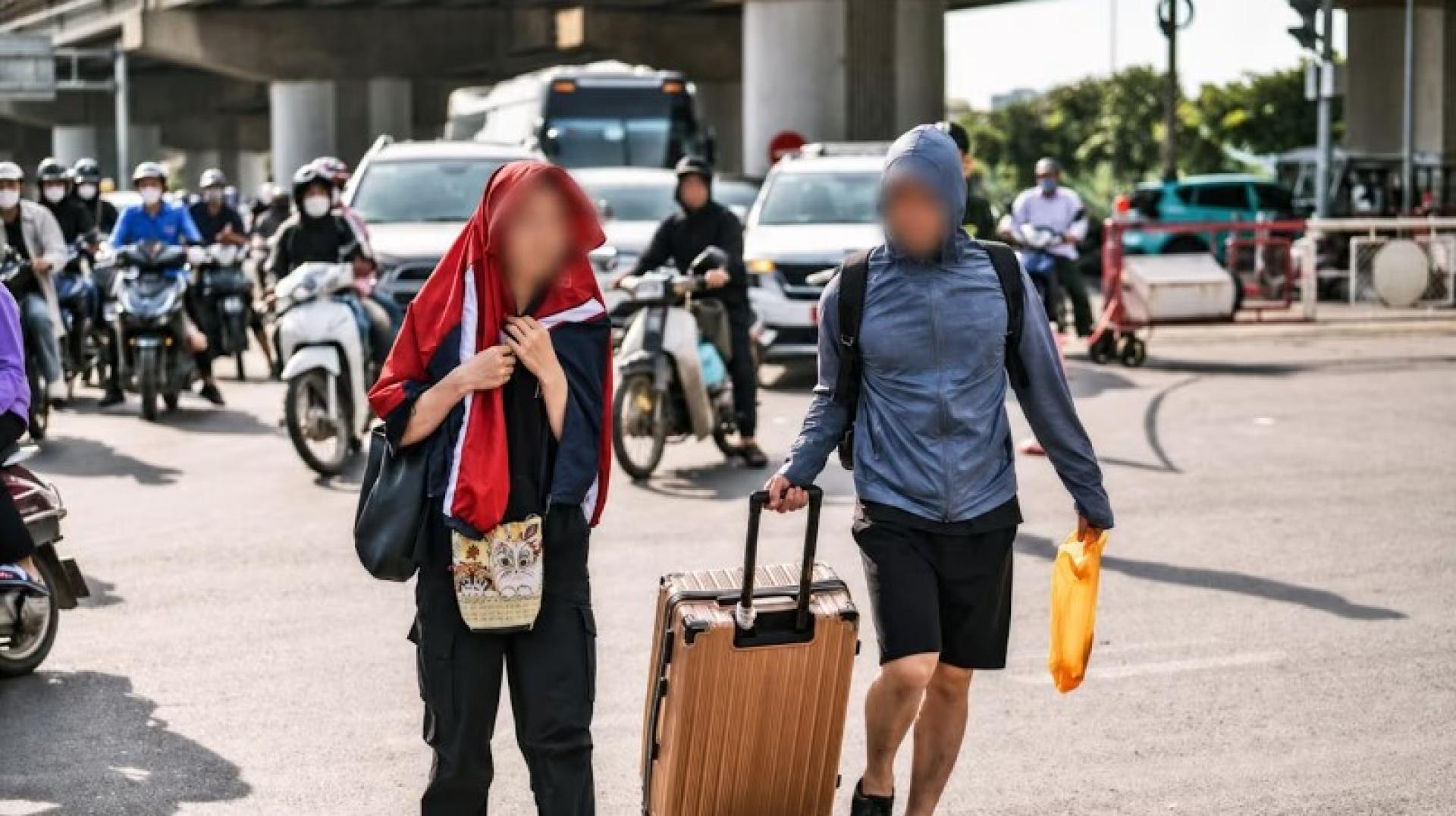人们在越南河内的炎热天气下行走。