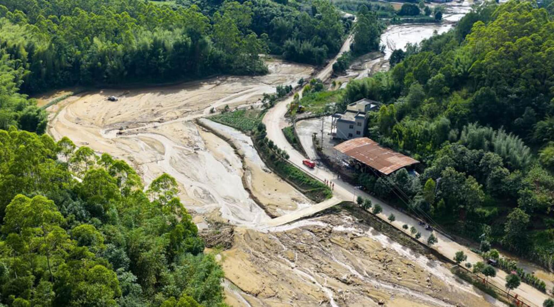 中国重庆西部远郊永川区自23日深夜起降下特大豪雨，区内多处出现山洪爆发。