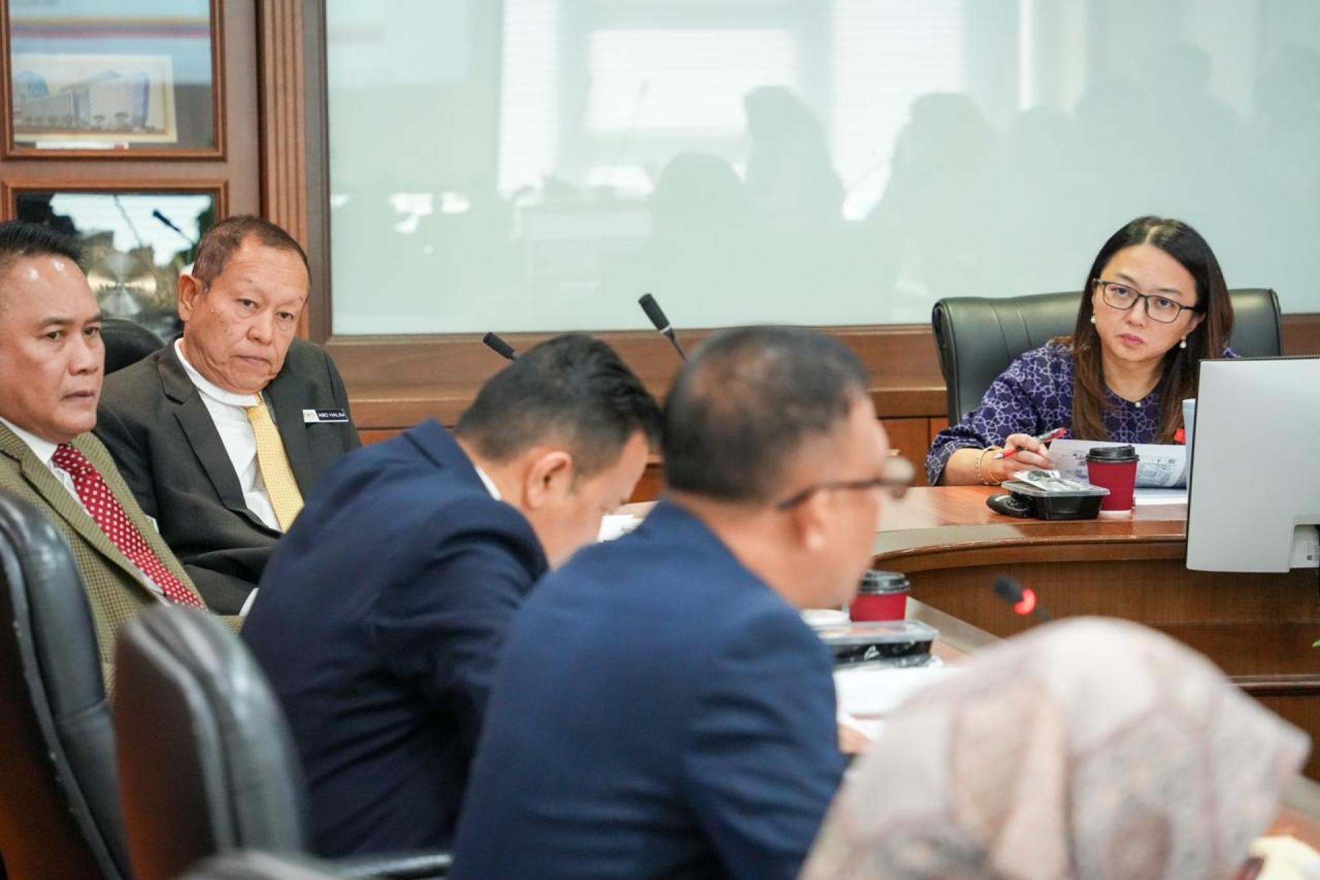 杨巧双（右）为首的直辖区局最高管理层日前接待由阿都哈林阿曼率领的团队，聆听调查结果。