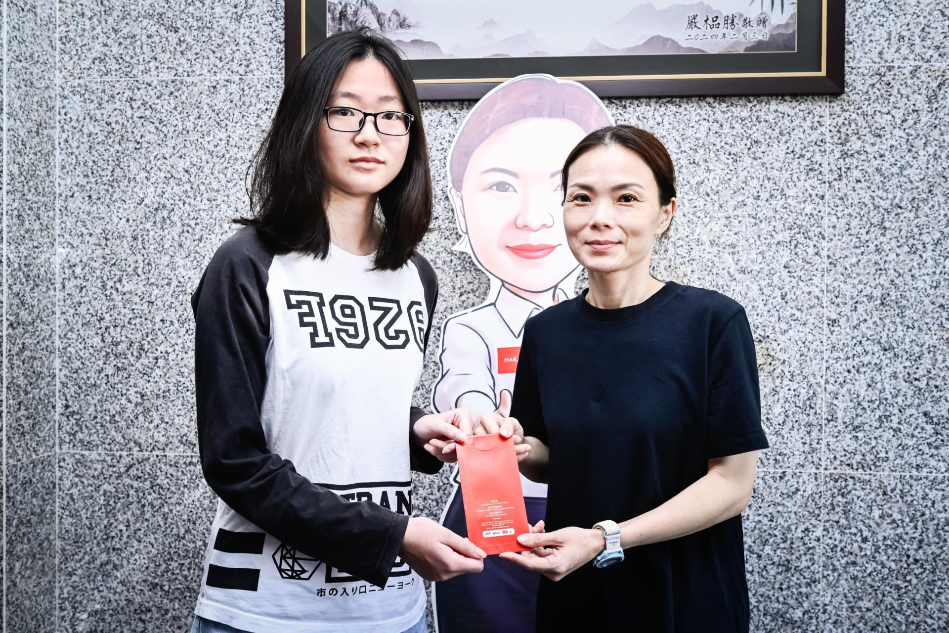 国会下议院副议长兼南兰区国会议员刘强燕分发援助金。