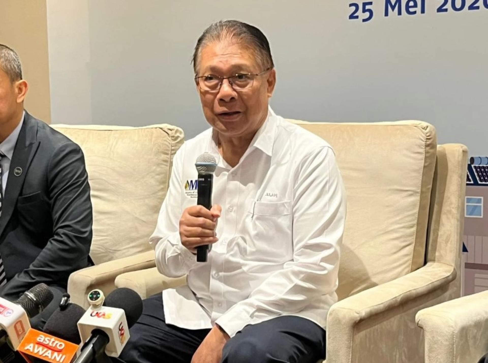 朱莱希在新闻发布会上向媒体发表谈话。