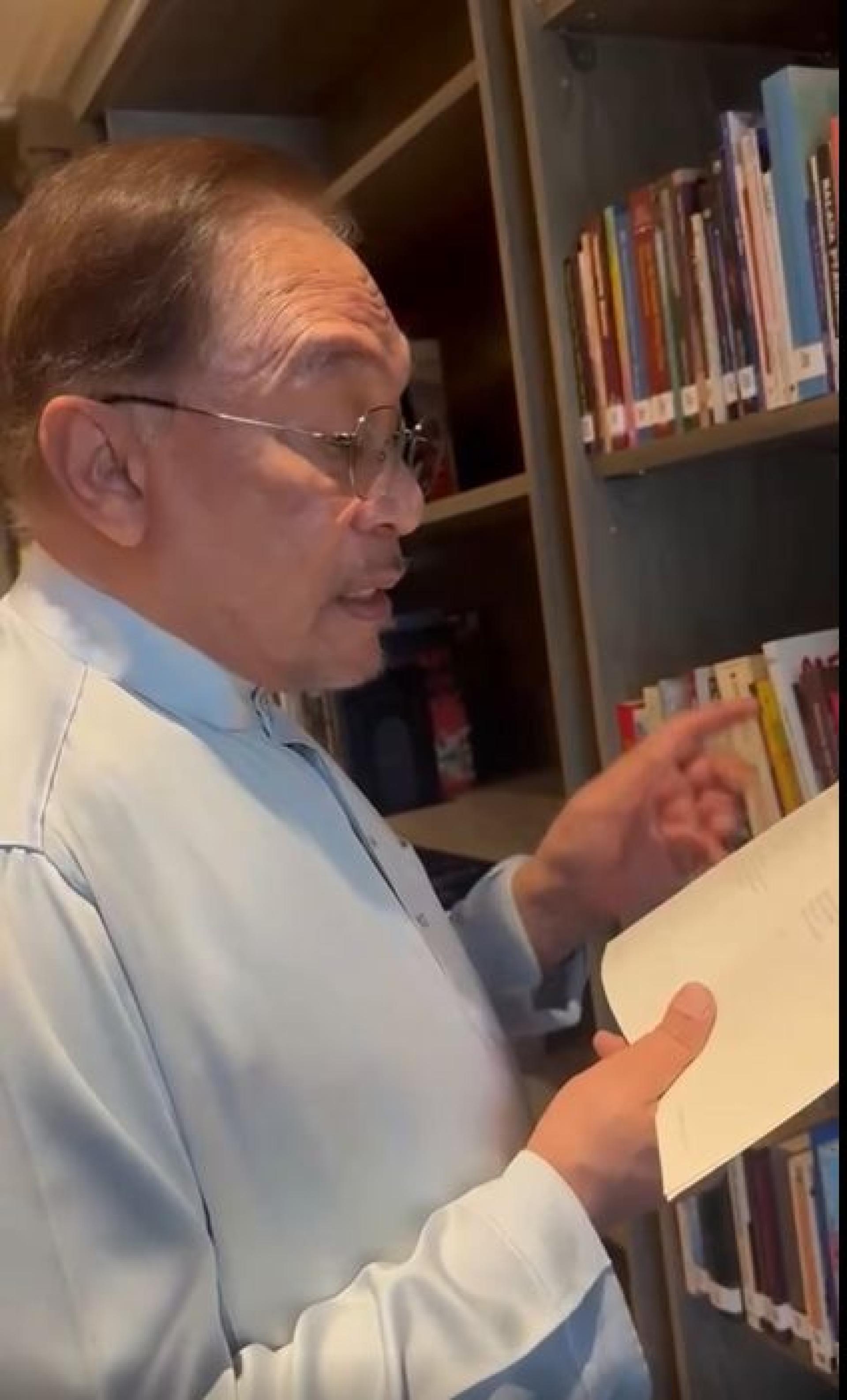 安华指，阅读习惯能够打造一个更成熟及思想开阔的社会，从而应对日益复杂的全球挑战。