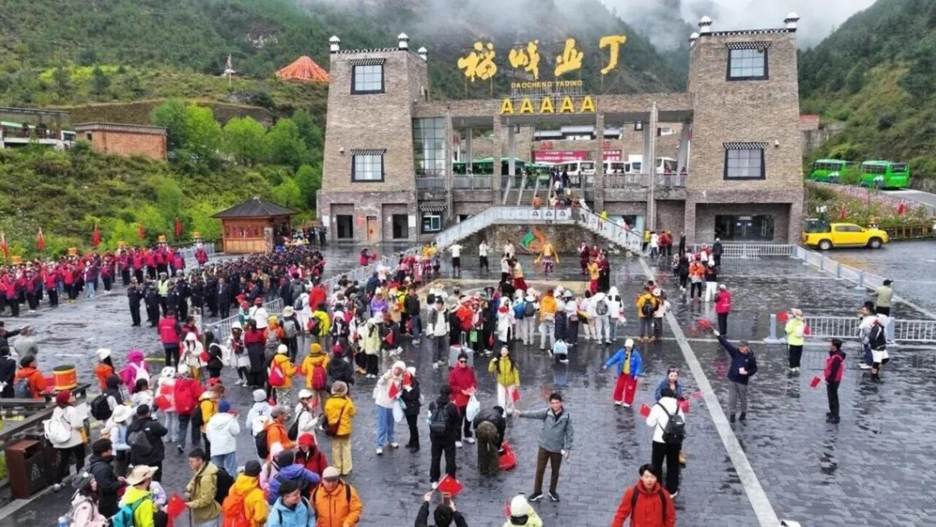 游客在稻城亚丁景区游客中心等待，乘坐观光车前往景区大门。