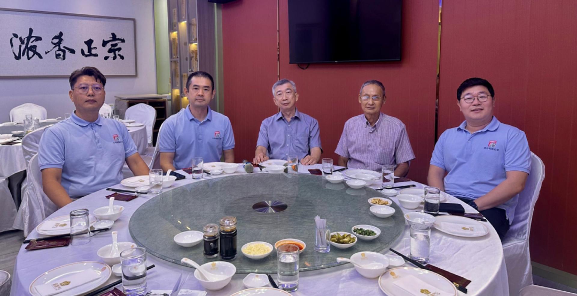 马来西亚轮胎商总会召开新闻发布会，左起为汪建挥、倪国松、吴健荣、吴金祥及洪稚茗。