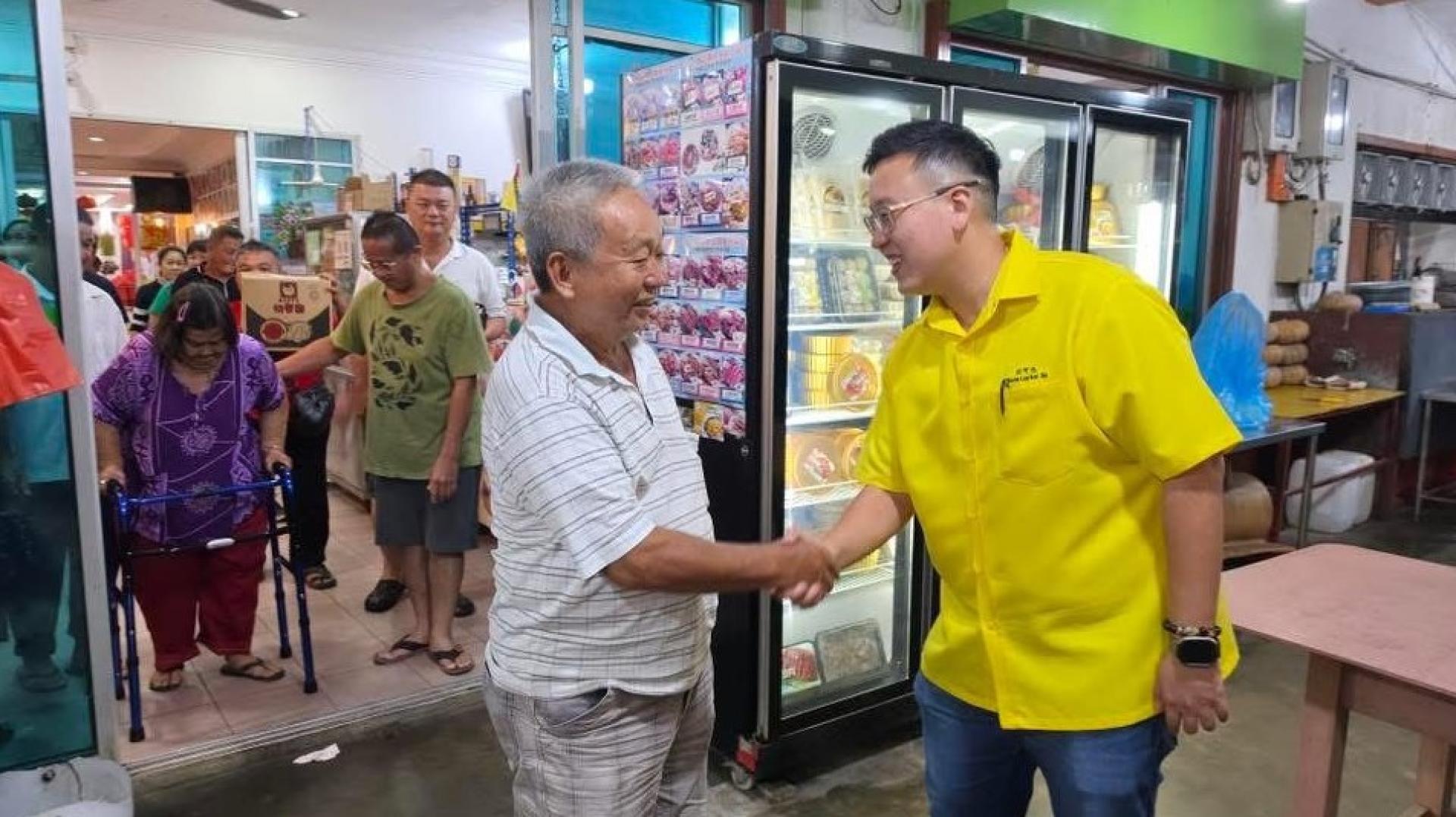 钱进一（右）与民众交流。