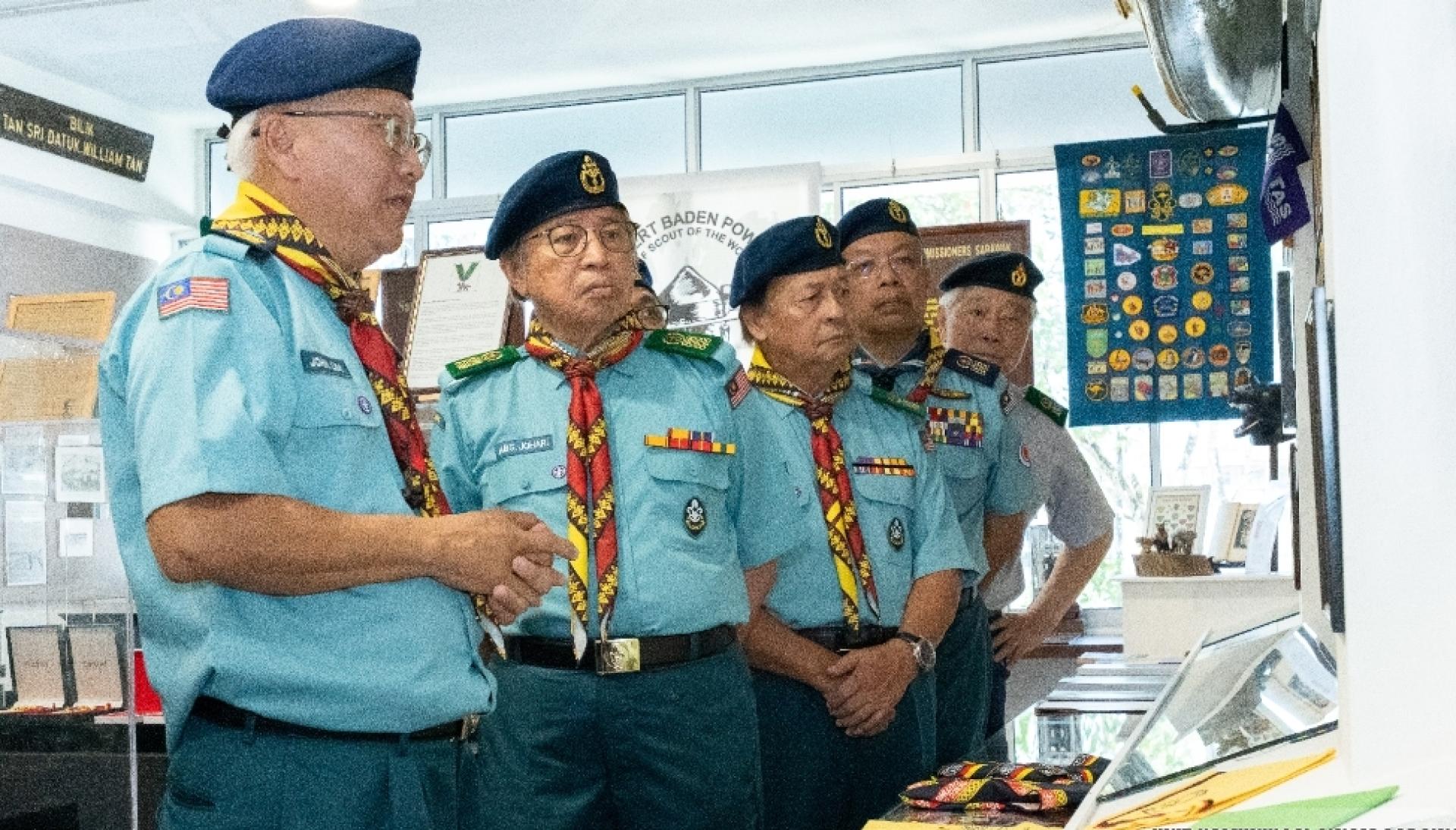 总理阿邦佐哈里（左2）游览相关资料展。