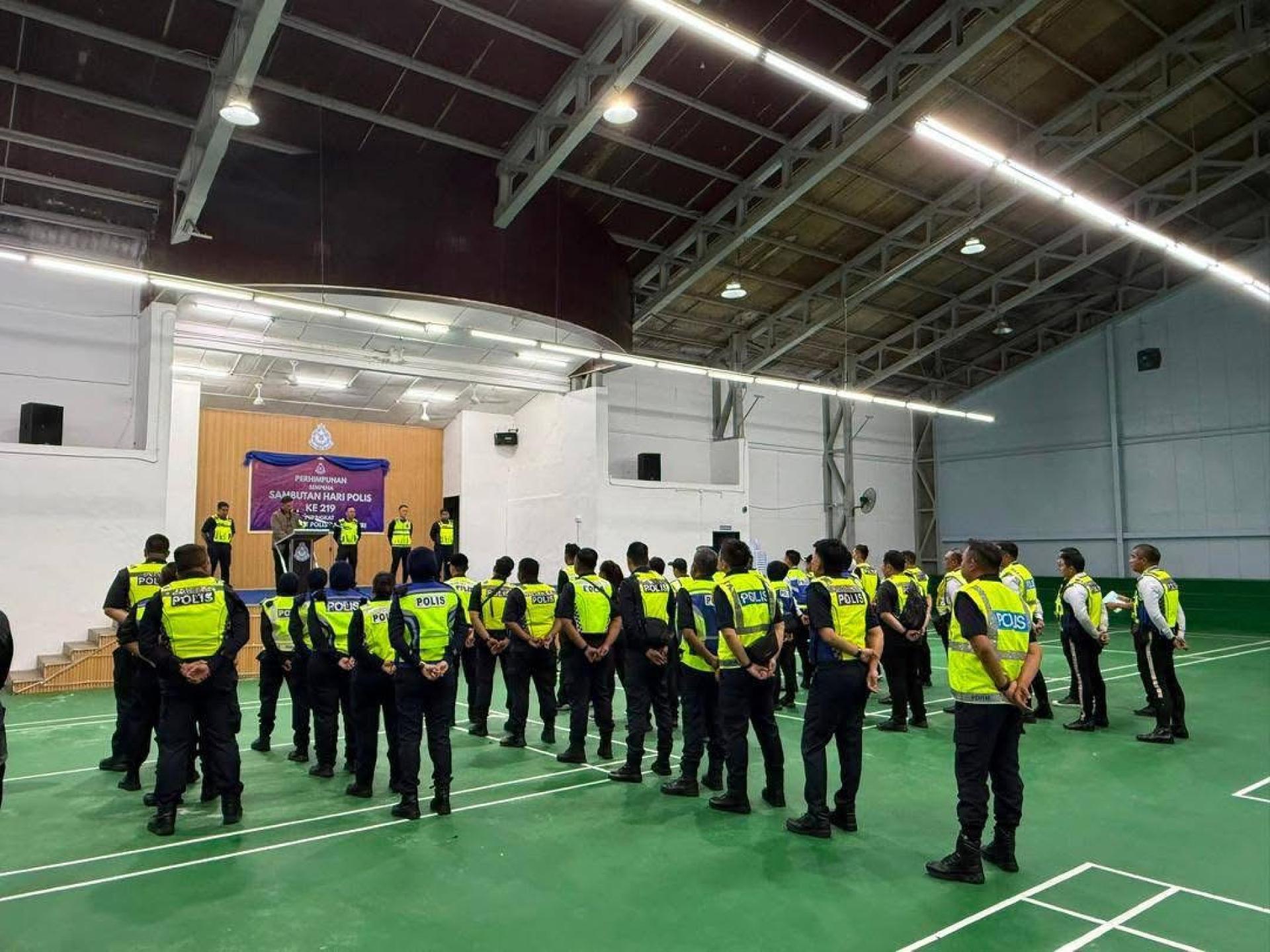 行动开始前，美里警区主任李炳强助理总监在美里警区总部礼堂主持任务汇报会，向参与行动的警官及警员讲解各项执勤安排。