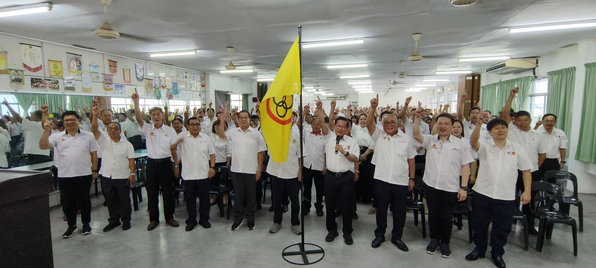 拿督斯里李景胜率领所有党员高喊砂哈迪，砂人联党万岁、团结万岁、砂拉越万岁”。