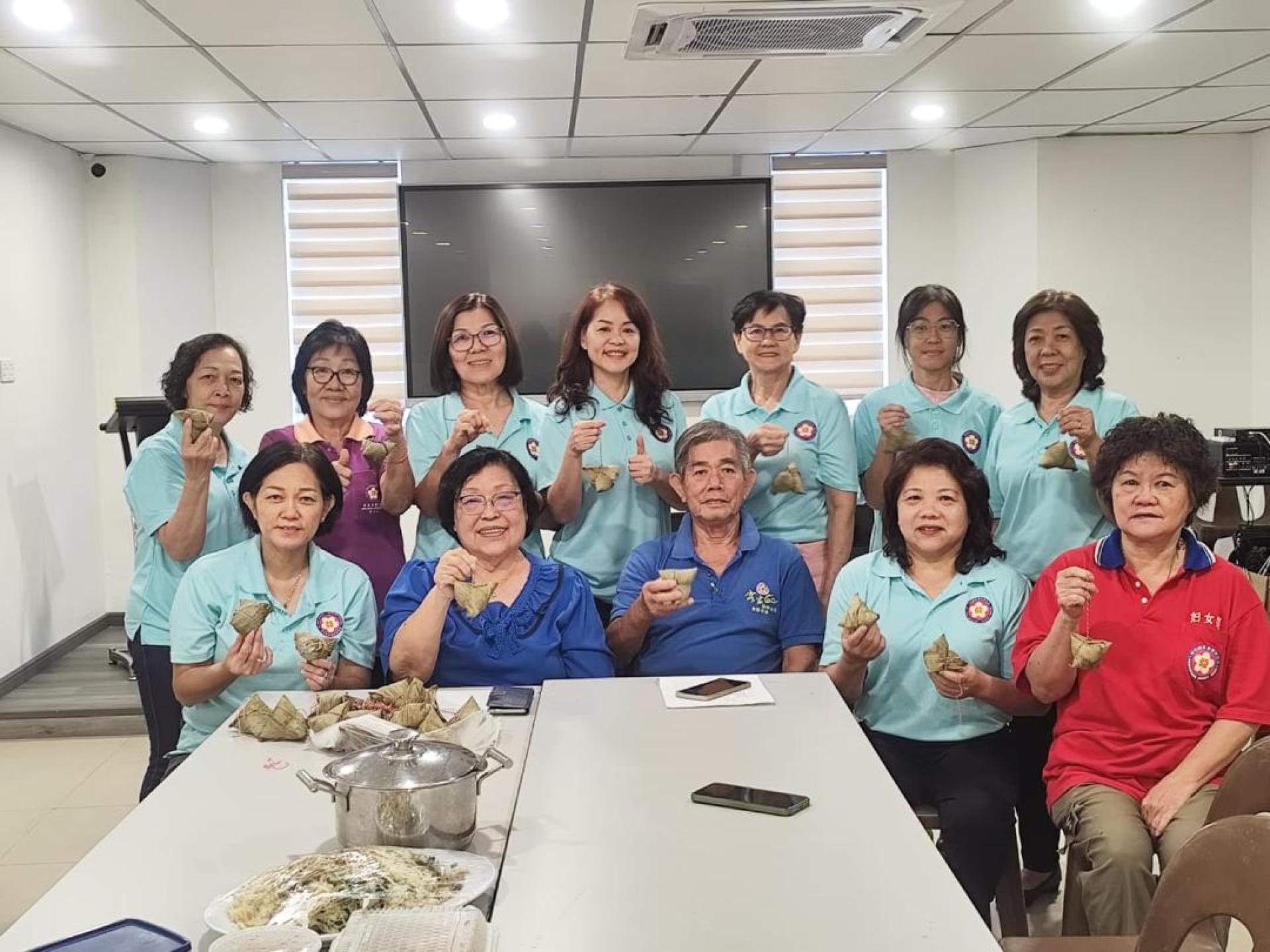 美里客家公会妇女组举办端午节暨客家话观摩文化分享活动，出席者合影。前排左1为主任杨秋露。