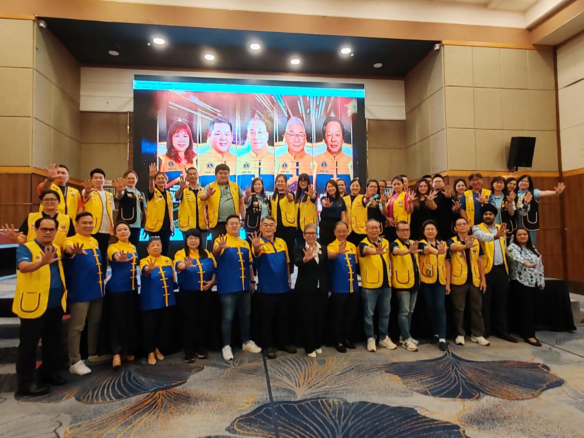 国际狮子会308A2区候任总监拿督池康华（前排左7）与部分出席培训课程的狮友合影。