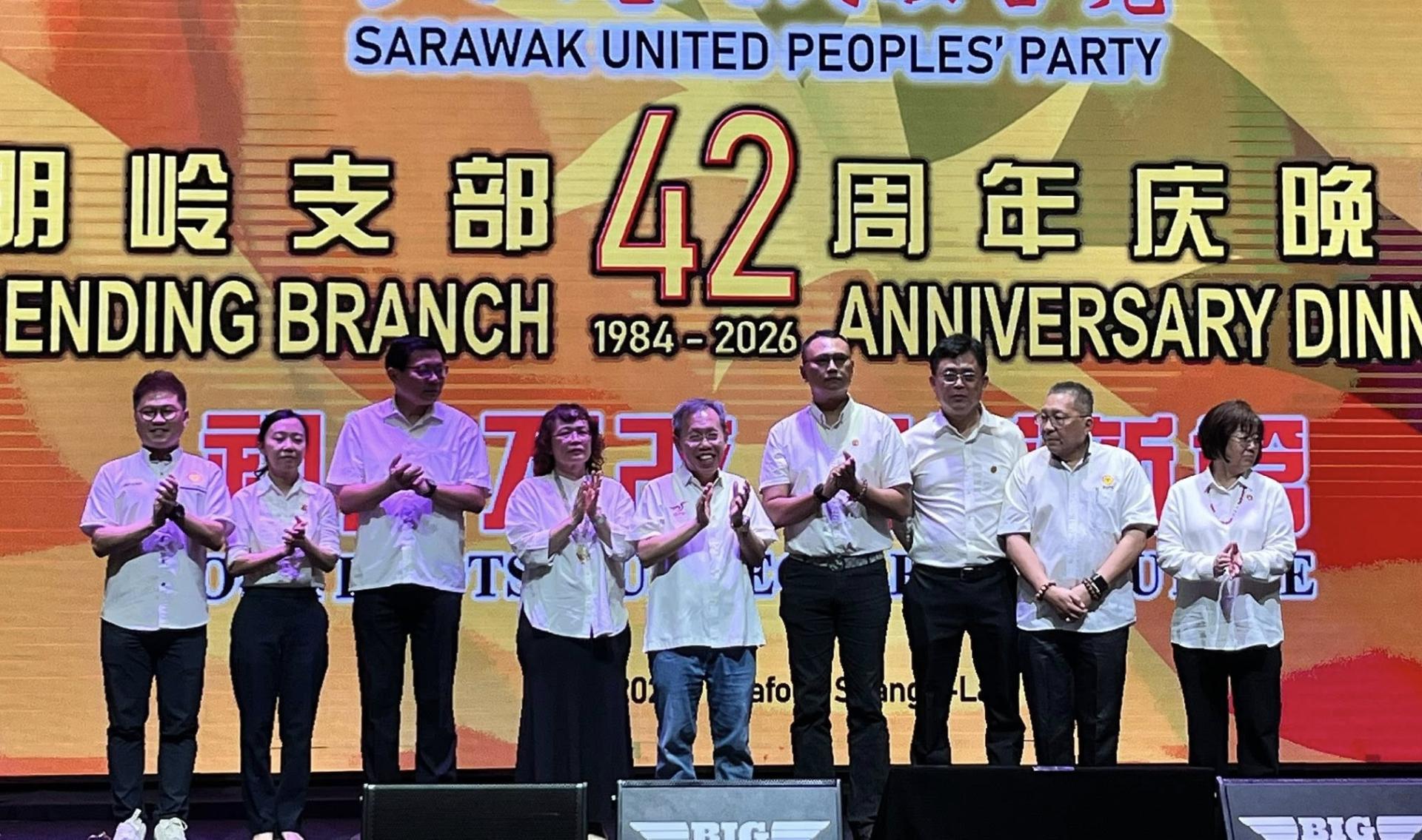人联党主席拿督阿玛沈桂贤（中）与党领袖在台上合影。