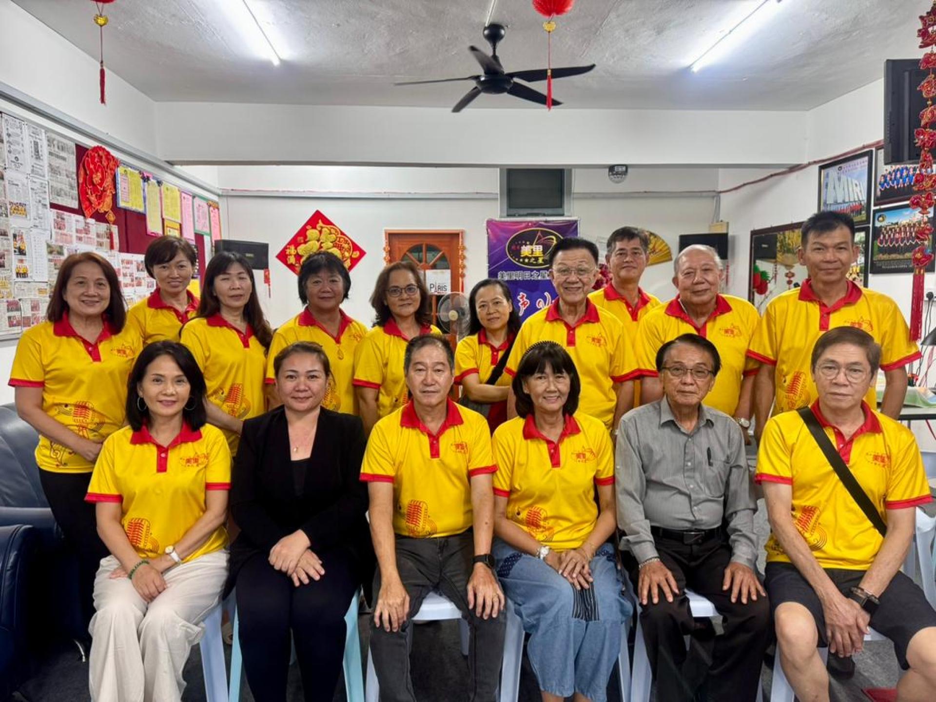 第二届全国歌唱赛美里区选拔赛筹备会成员合影。左起为署理社长赖秀瑛，秘书陈美珠，社长方孝胜，筹委会主席吕赛珍，财政沈瑞兴，副社长陈日祥。