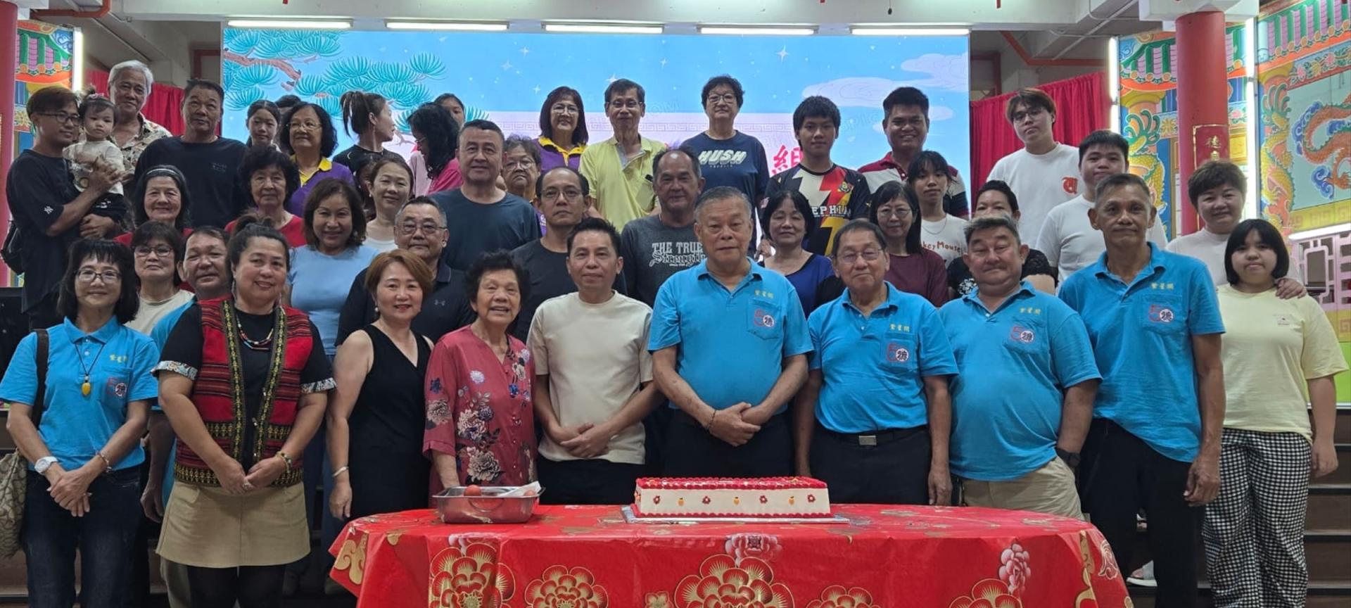 美里德教会紫星阁阁长许为隆（前排右5）与董妇青成员及寿星们合影。左2为妇女组主任兼筹备会主席许桂芳。