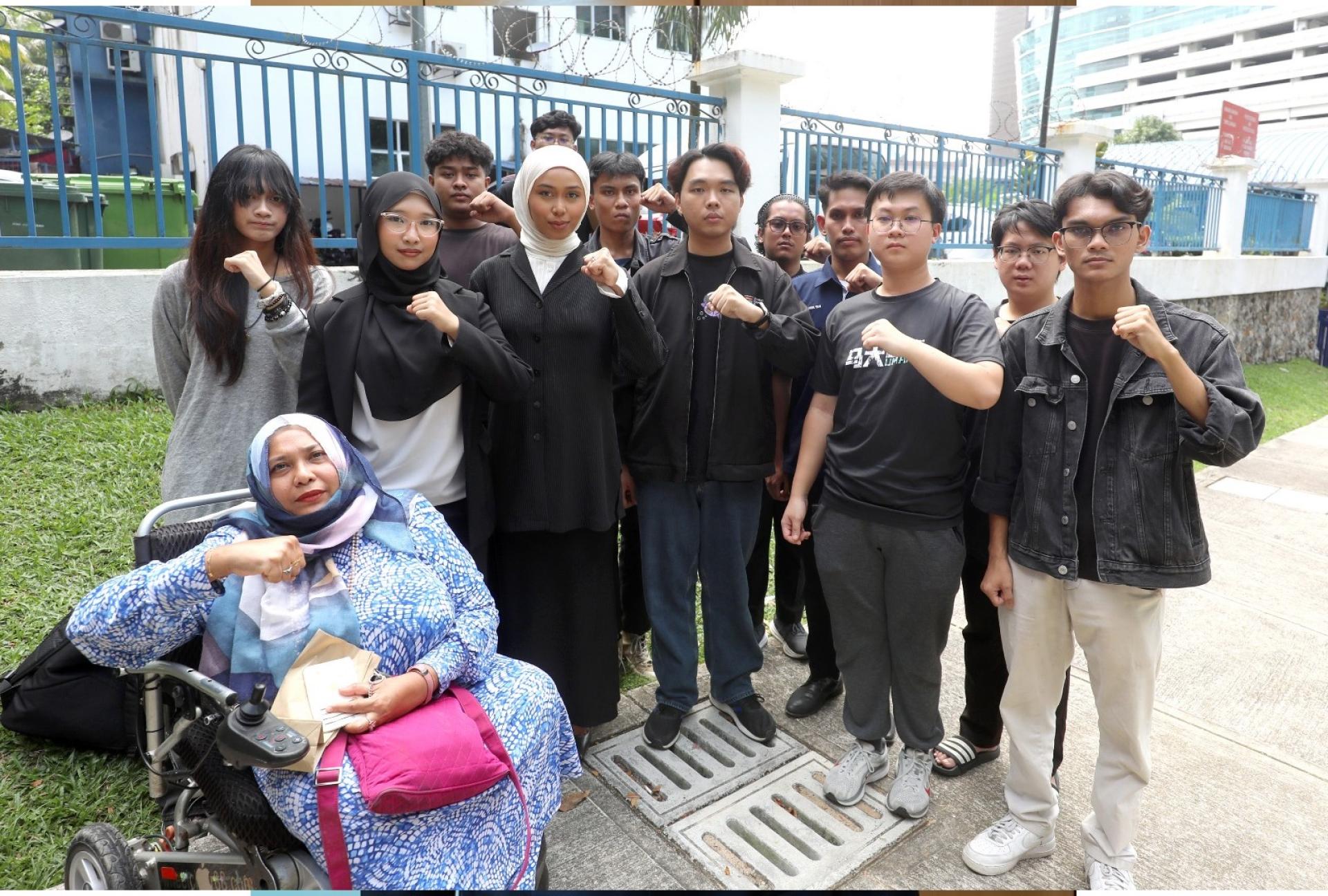 莎布丽娜（中排左3起）、颜汶天及邓诒泽还有前来声援的学运人士，一起举臂展现对抗的决心。